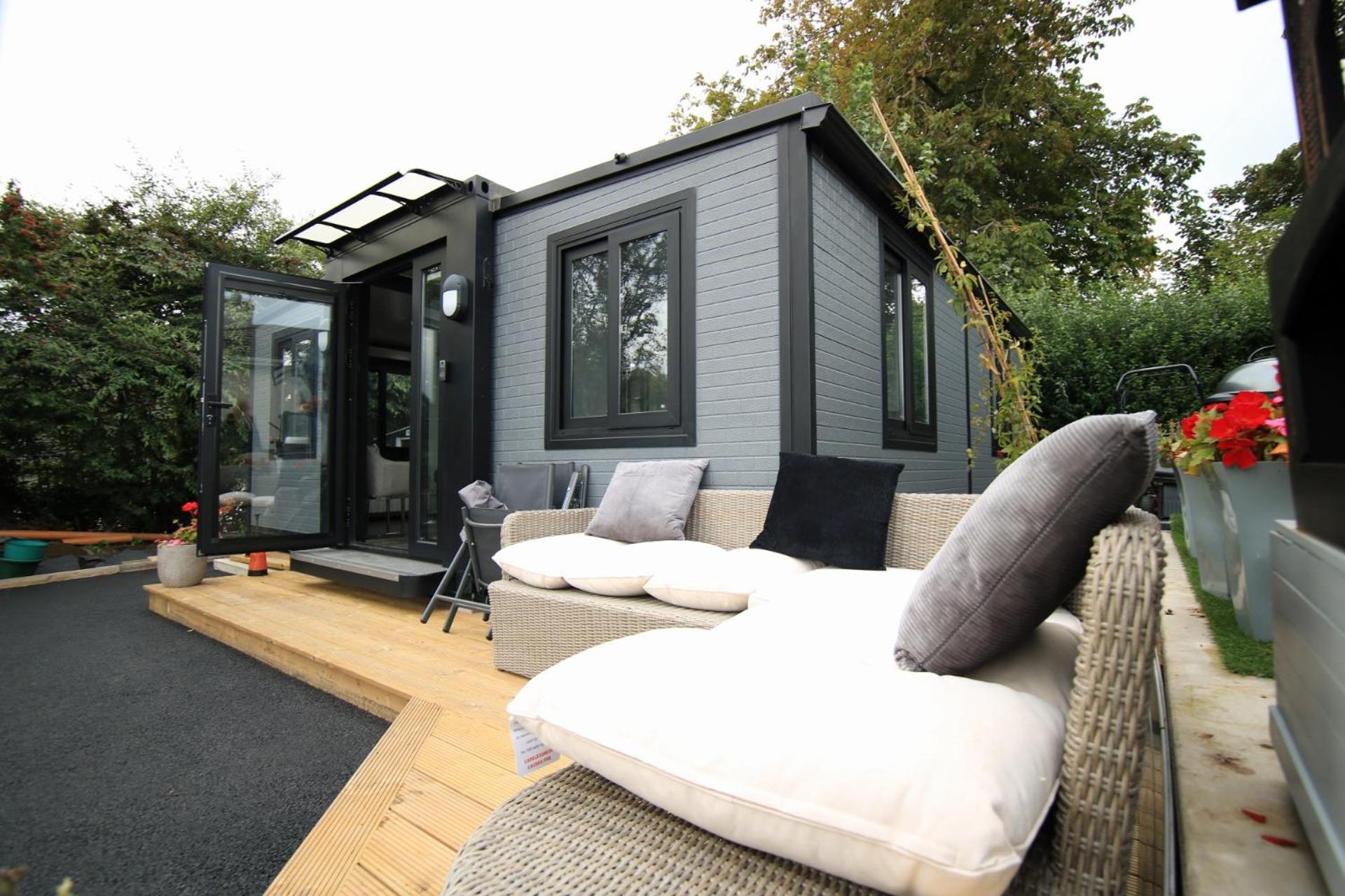 Sunset Retreat Cabin, Private Hot Tub with Mini Cinema Projector & Garden views