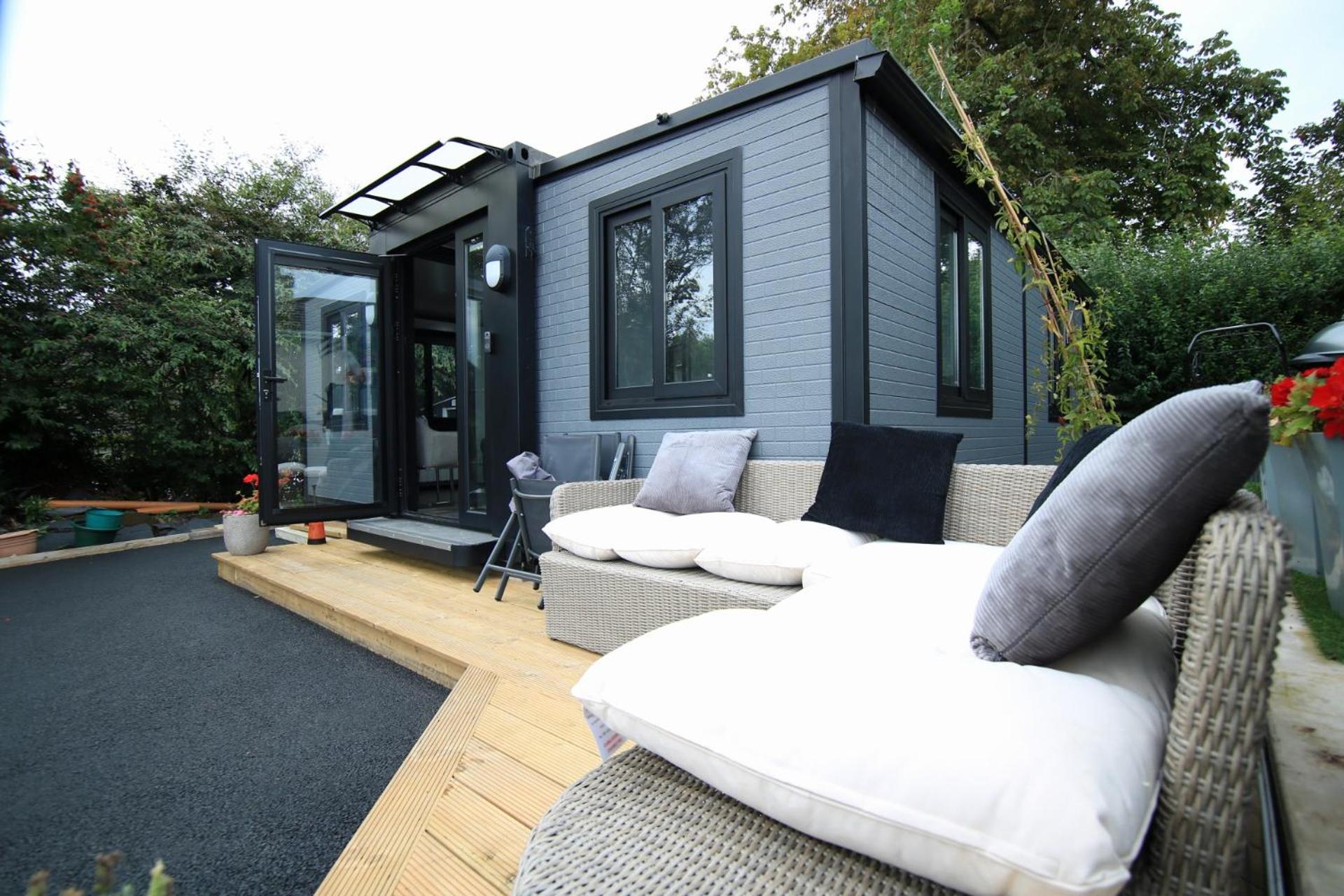 Sunset Retreat Cabin, Private Hot Tub with Mini Cinema Projector & Garden views