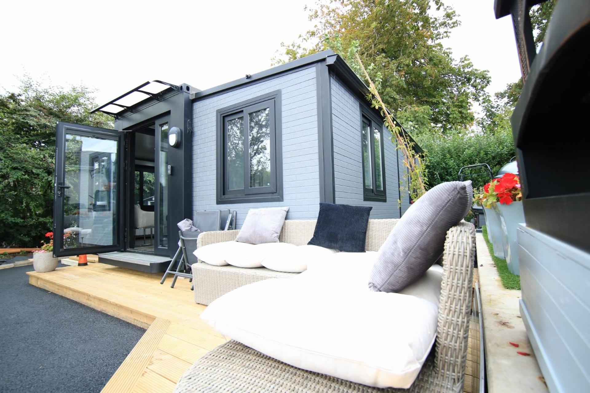 Sunset Retreat Cabin, Private Hot Tub with Mini Cinema Projector & Garden views