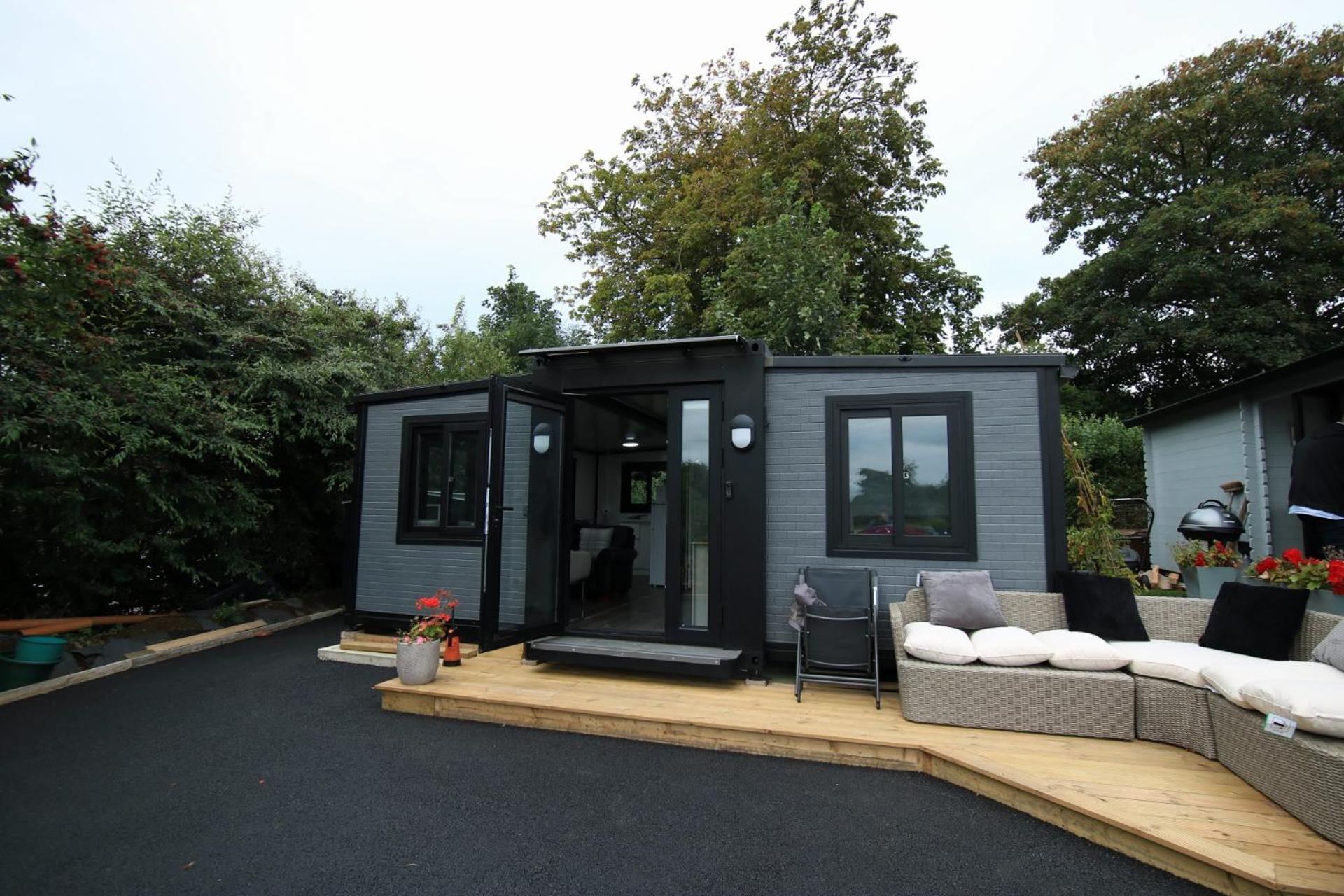 Sunset Retreat Cabin, Private Hot Tub with Mini Cinema Projector & Garden views