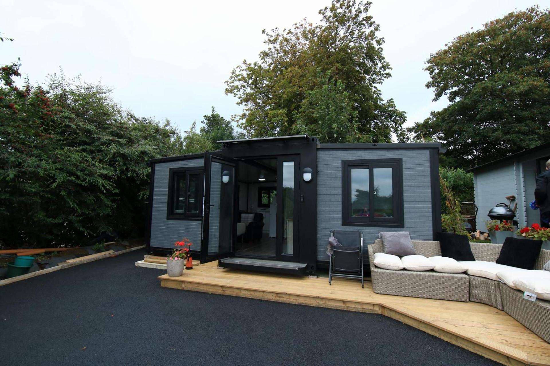 Sunset Retreat Cabin, Private Hot Tub with Mini Cinema Projector & Garden views