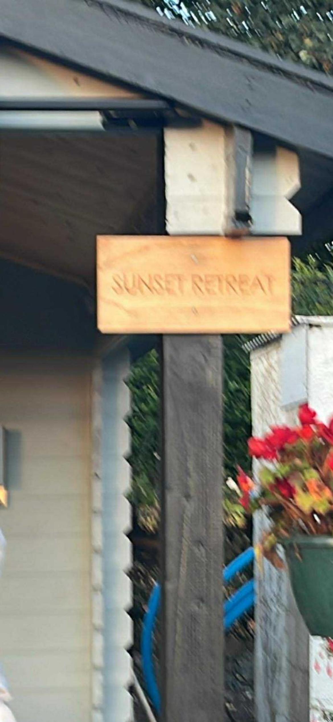 Sunset Retreat Cabin, Private Hot Tub with Mini Cinema Projector & Garden views