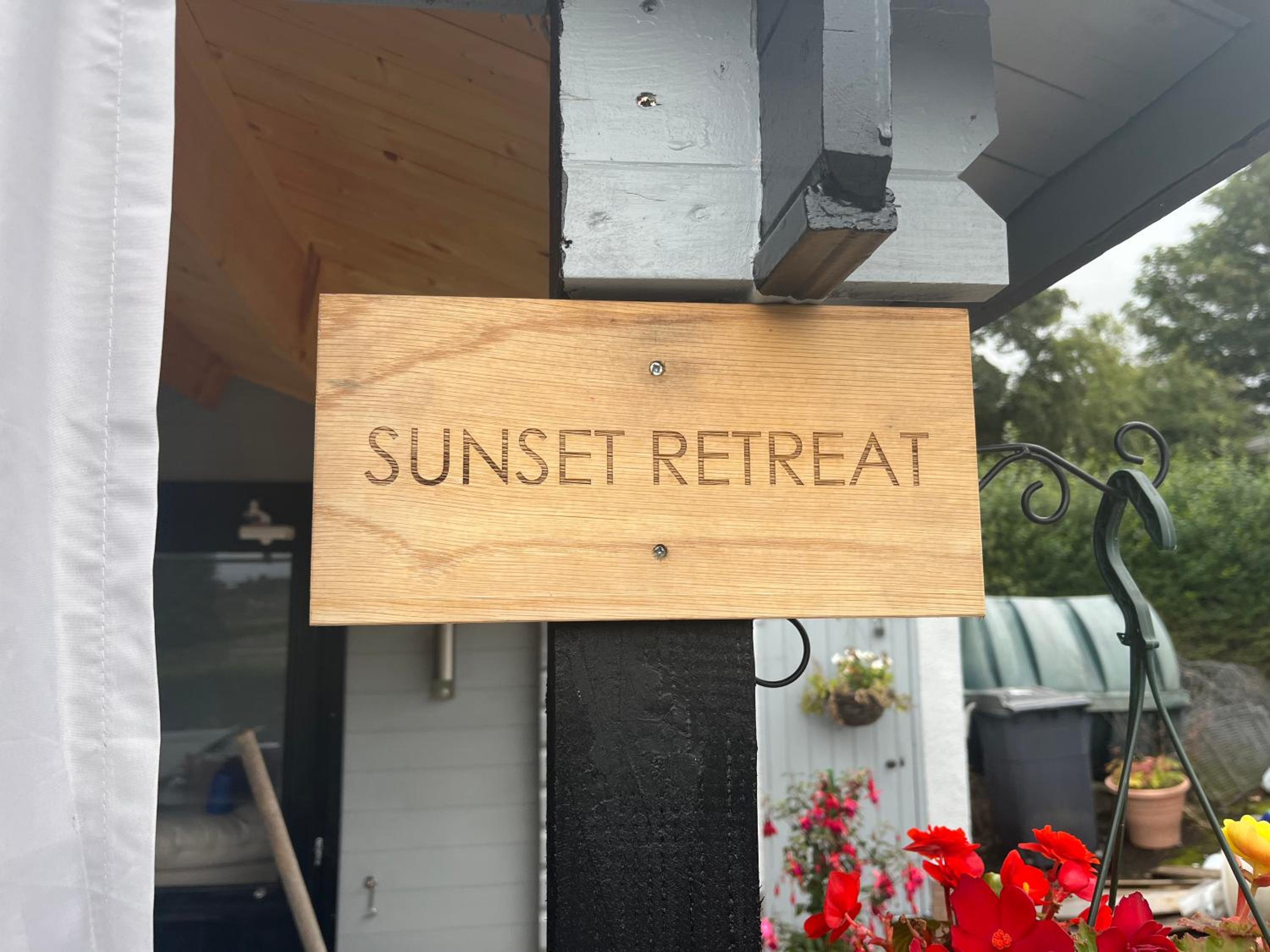 Sunset Retreat Cabin, Private Hot Tub with Mini Cinema Projector & Garden views