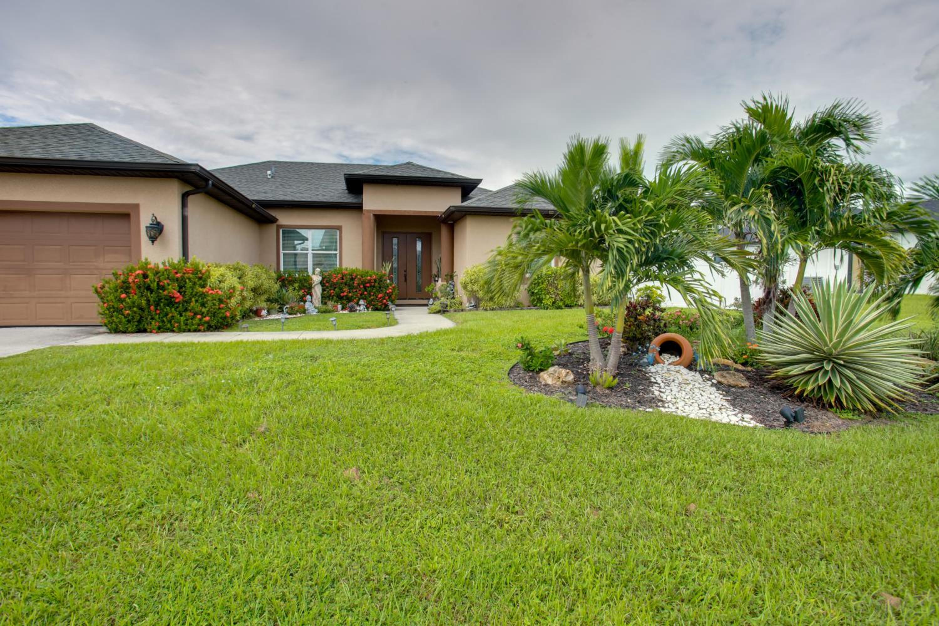 Cozy Couples Retreat with Porch in Cape Coral!