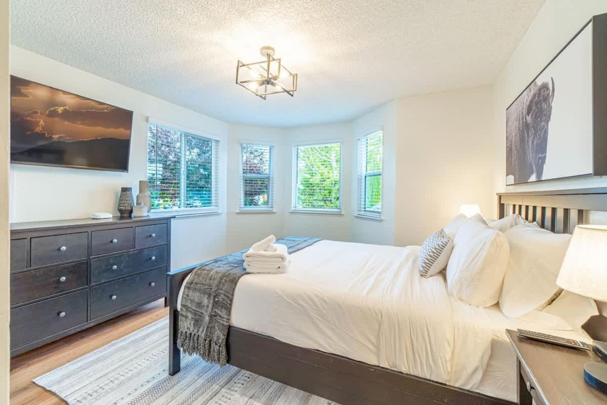 Modern Western Retreat Pet Friendly 4 Bed 2 Bath
