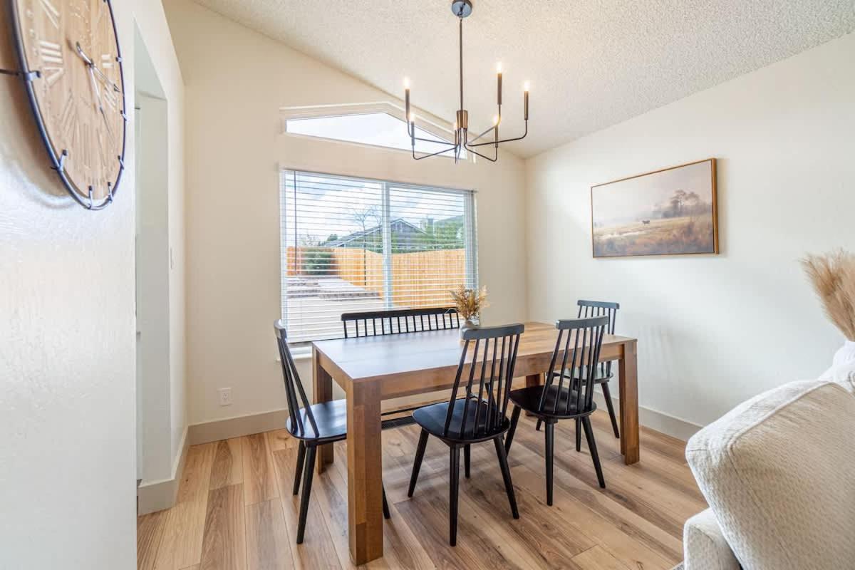 Modern Western Retreat Pet Friendly 4 Bed 2 Bath