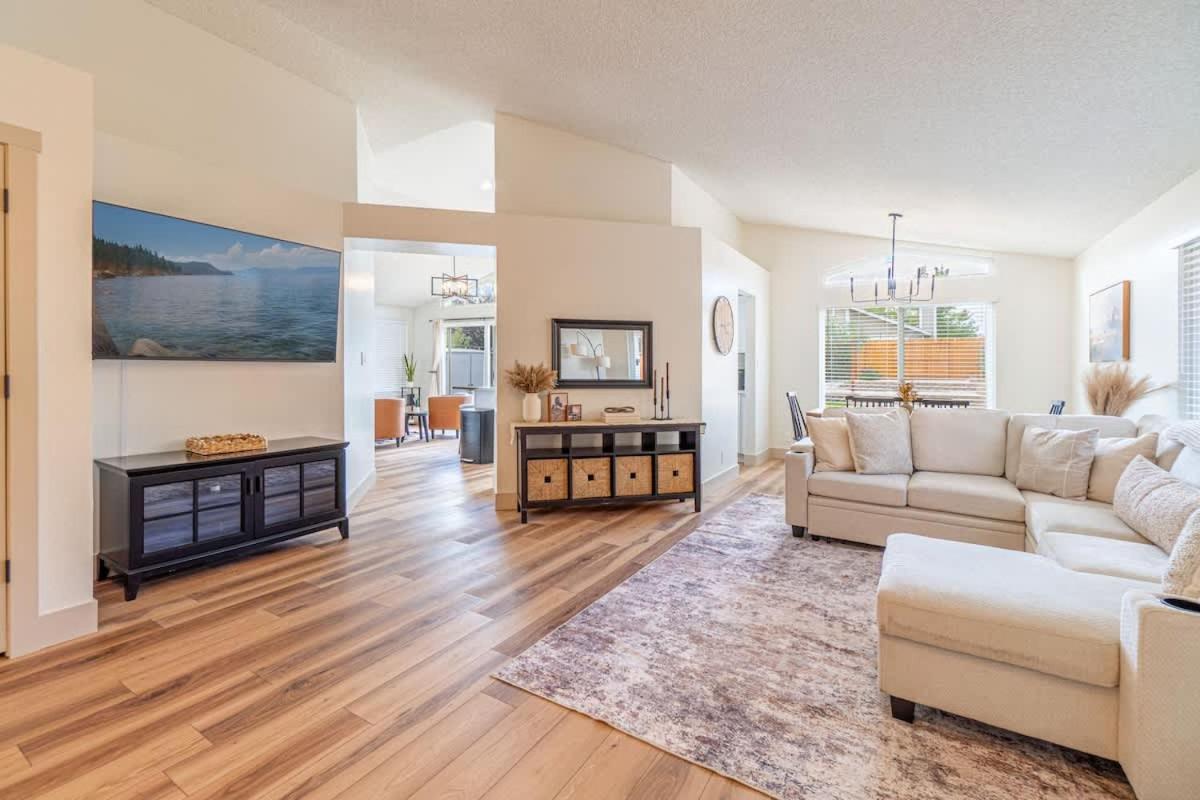 Modern Western Retreat Pet Friendly 4 Bed 2 Bath