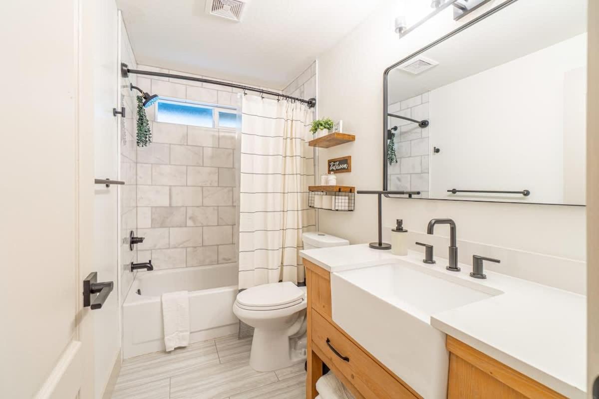 Modern Western Retreat Pet Friendly 4 Bed 2 Bath