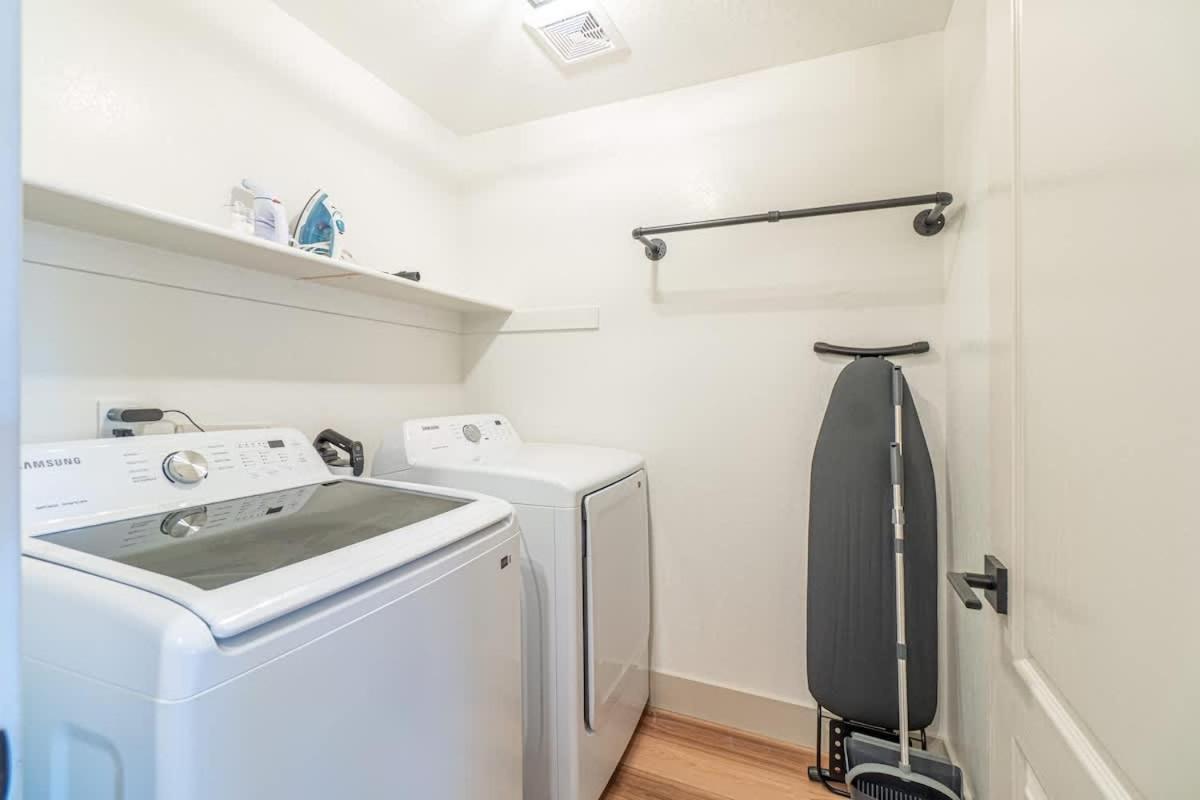 Modern Western Retreat Pet Friendly 4 Bed 2 Bath