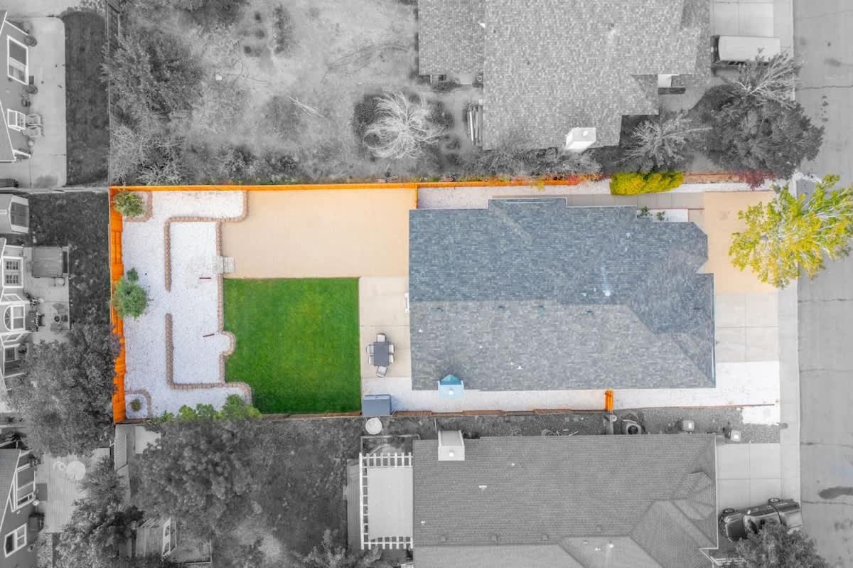 Modern Western Retreat Pet Friendly 4 Bed 2 Bath