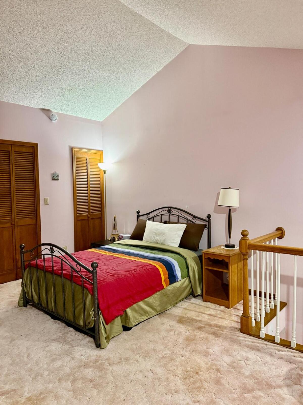 Cozy Loft in Amherst NY No Pet