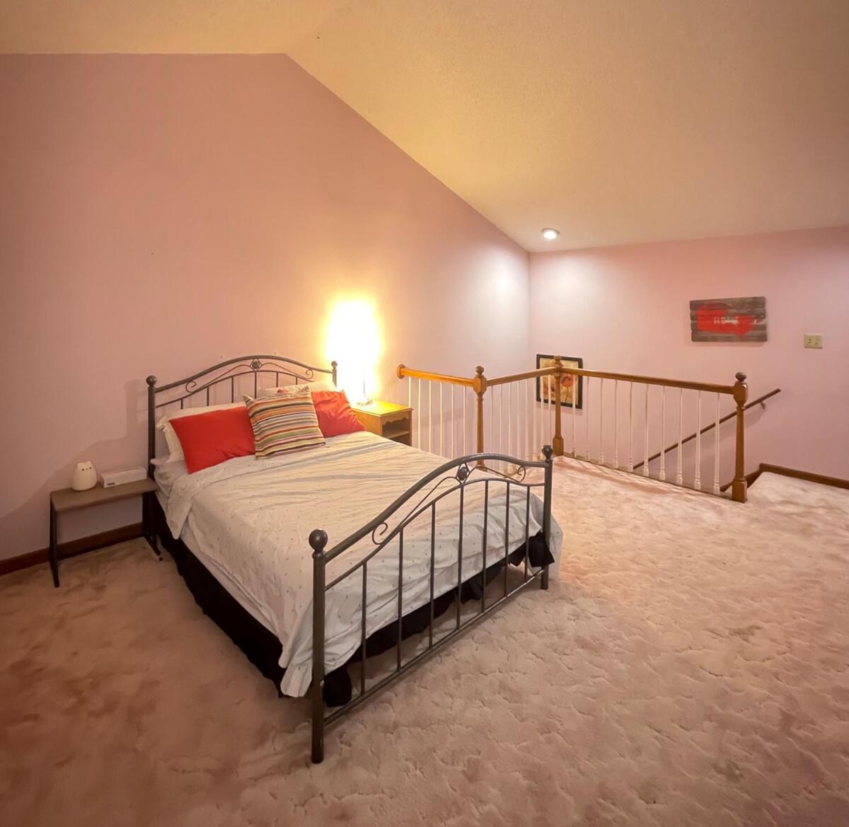 Cozy Loft in Amherst NY No Pet