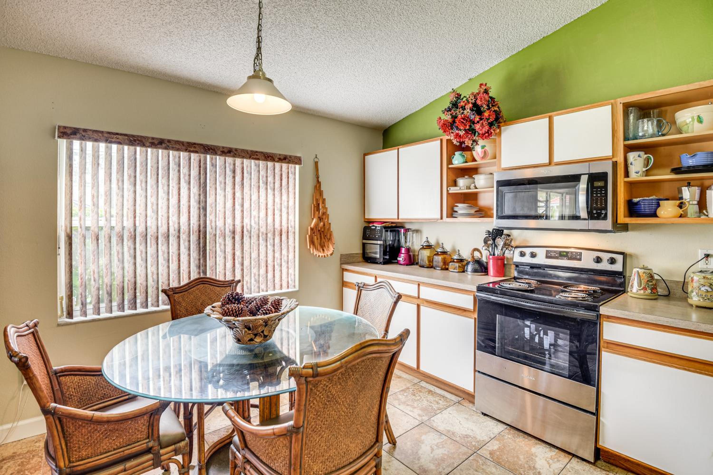 5 Mi to Beaches Family Getaway in Palm Coast!