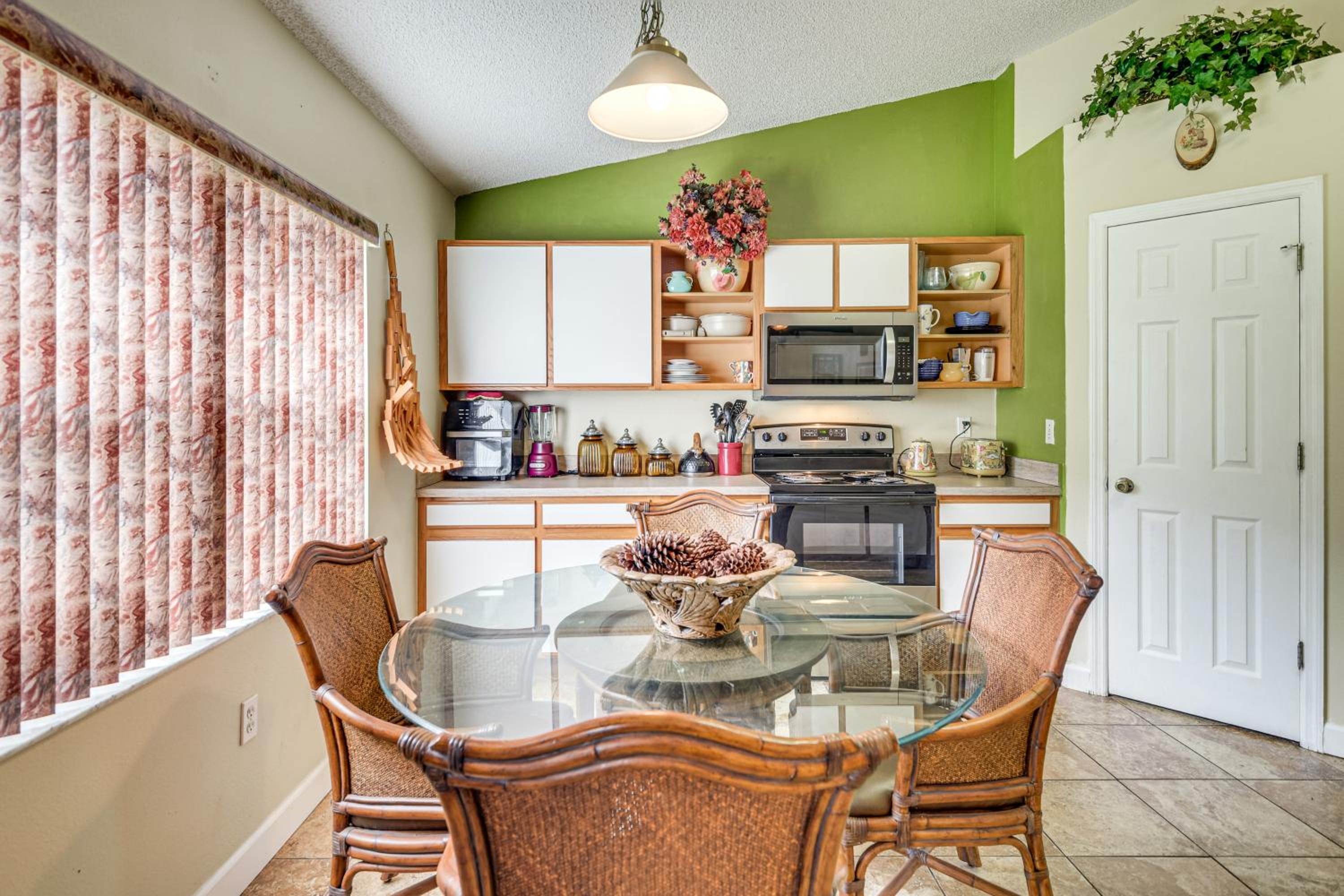 5 Mi to Beaches Family Getaway in Palm Coast!
