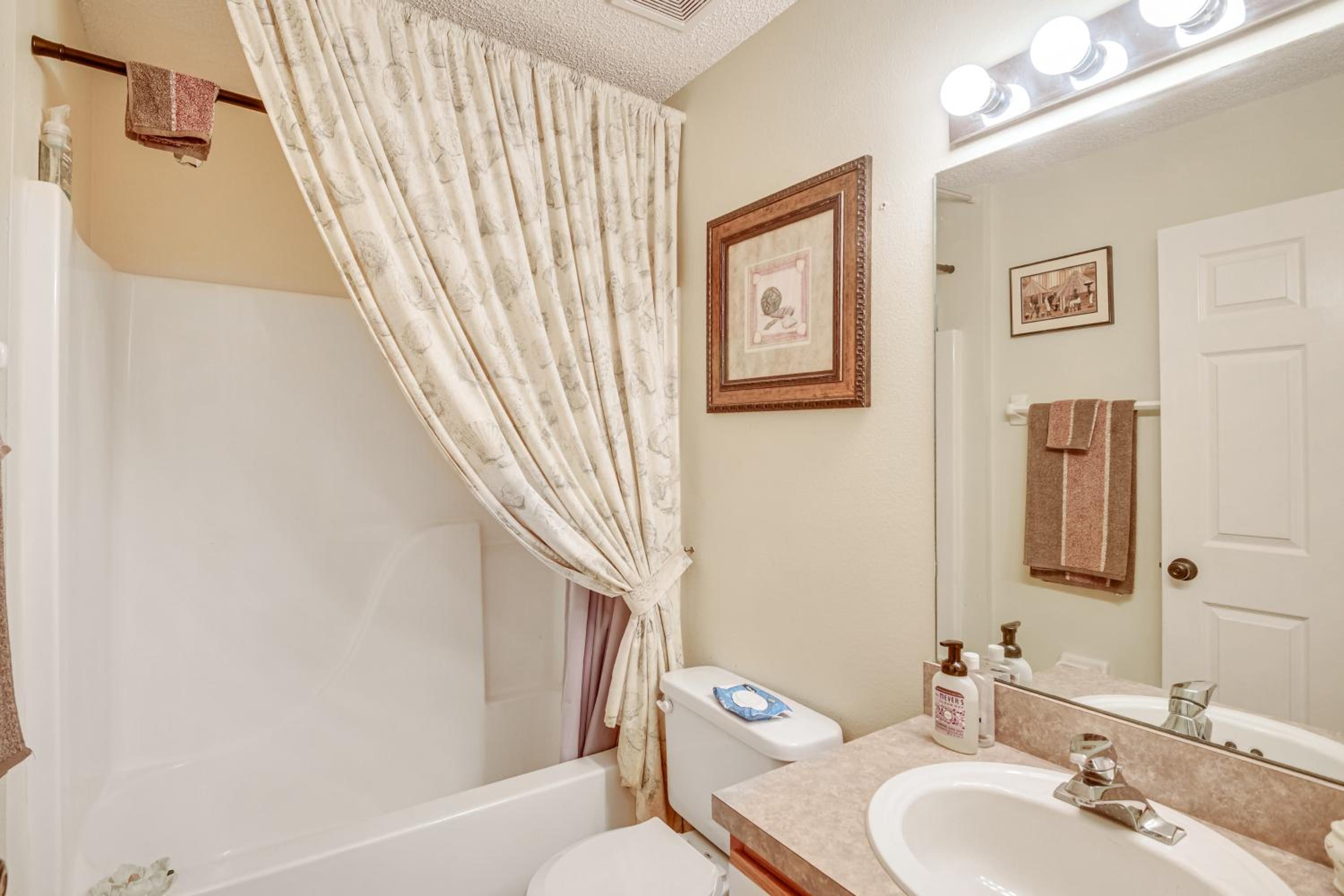 5 Mi to Beaches Family Getaway in Palm Coast!