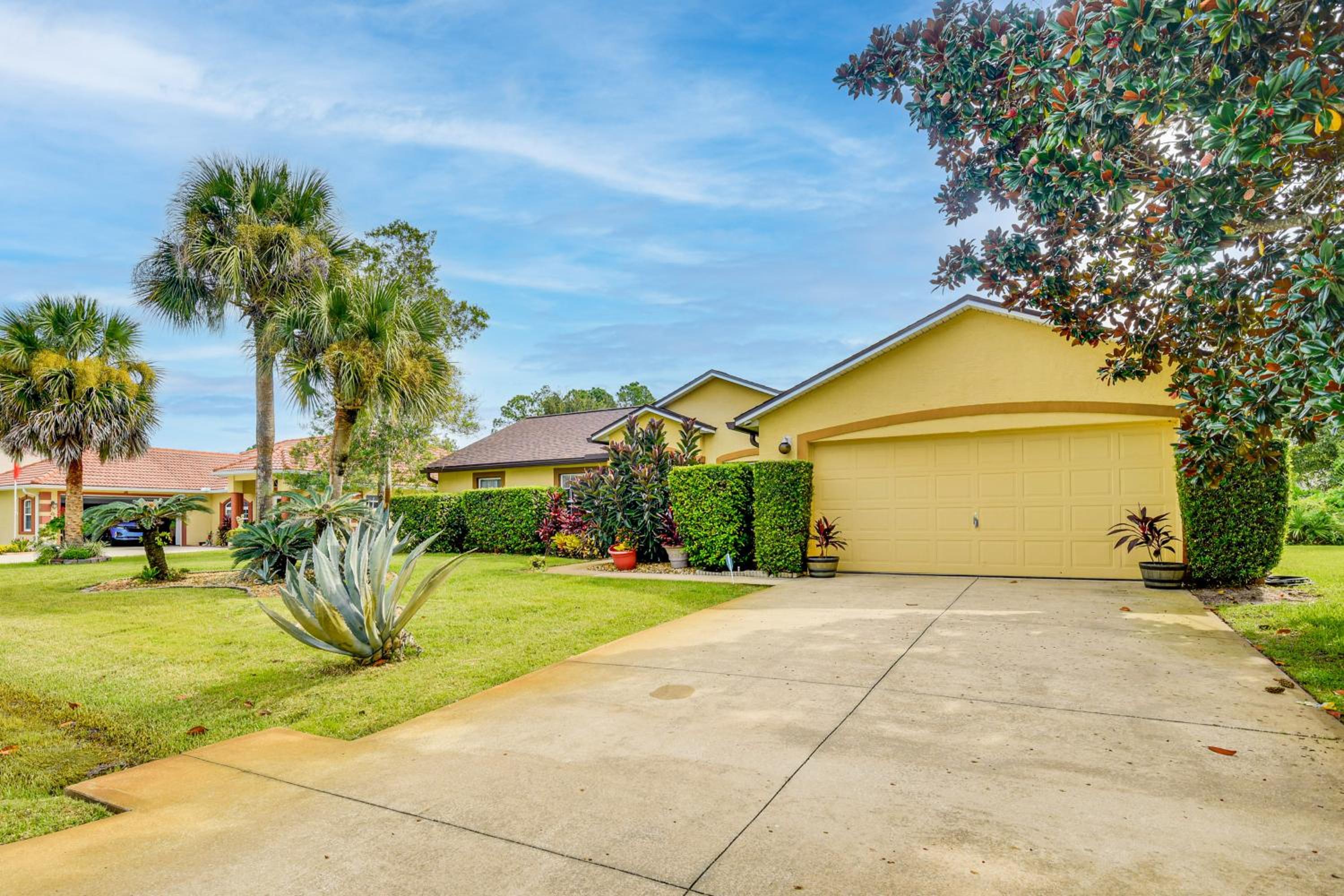5 Mi to Beaches Family Getaway in Palm Coast!