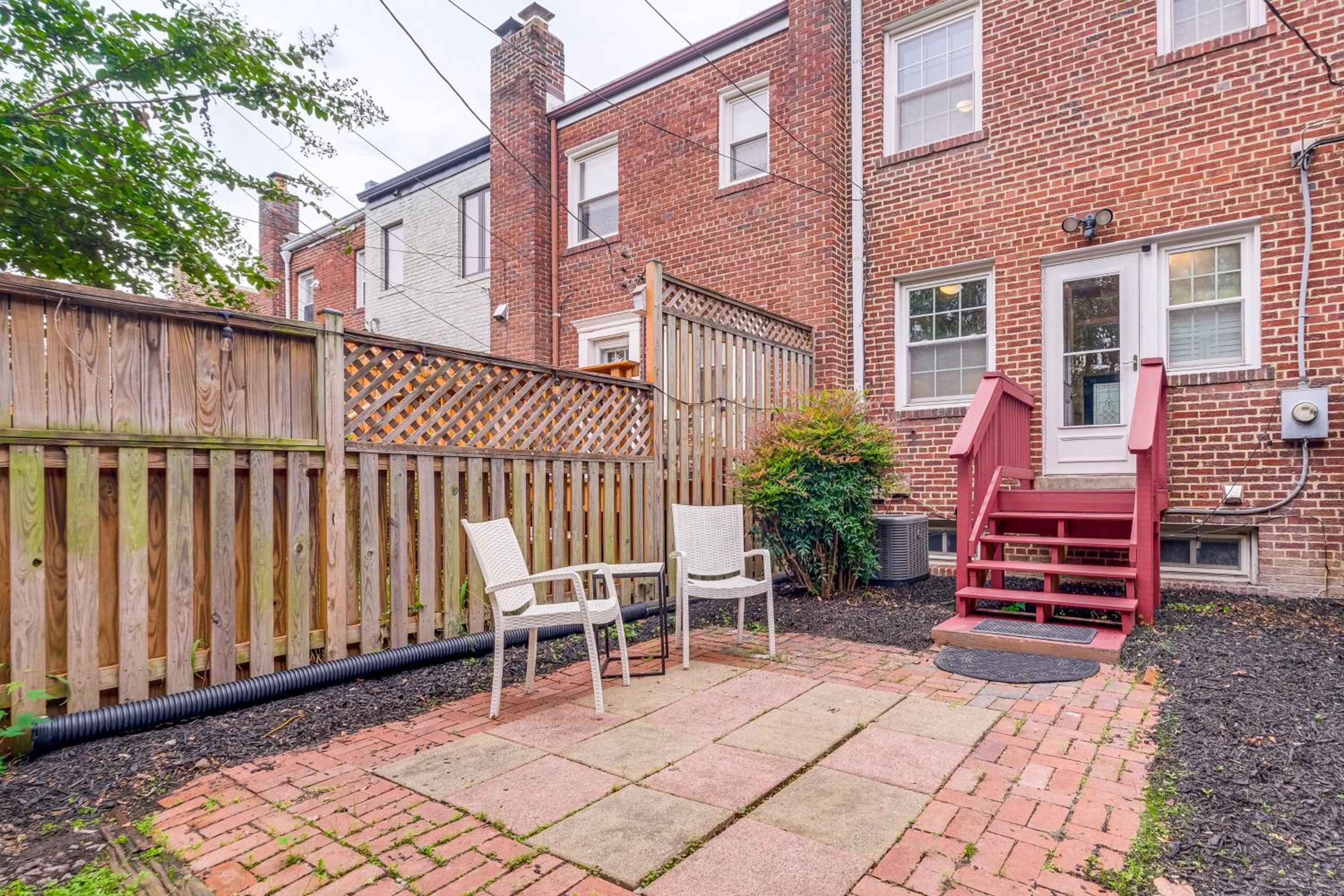 1 Mi to Old Town Alexandria Townhome with Patio