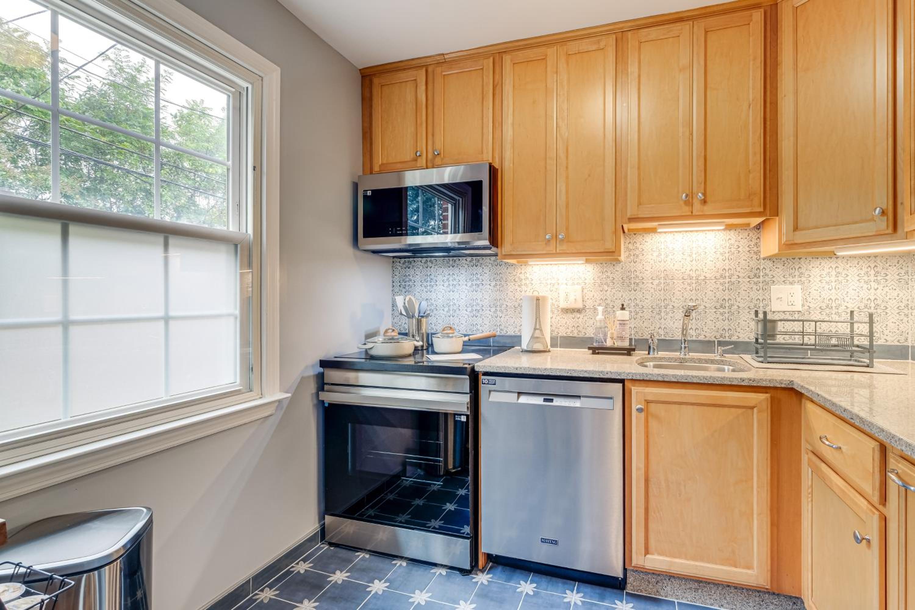 1 Mi to Old Town Alexandria Townhome with Patio