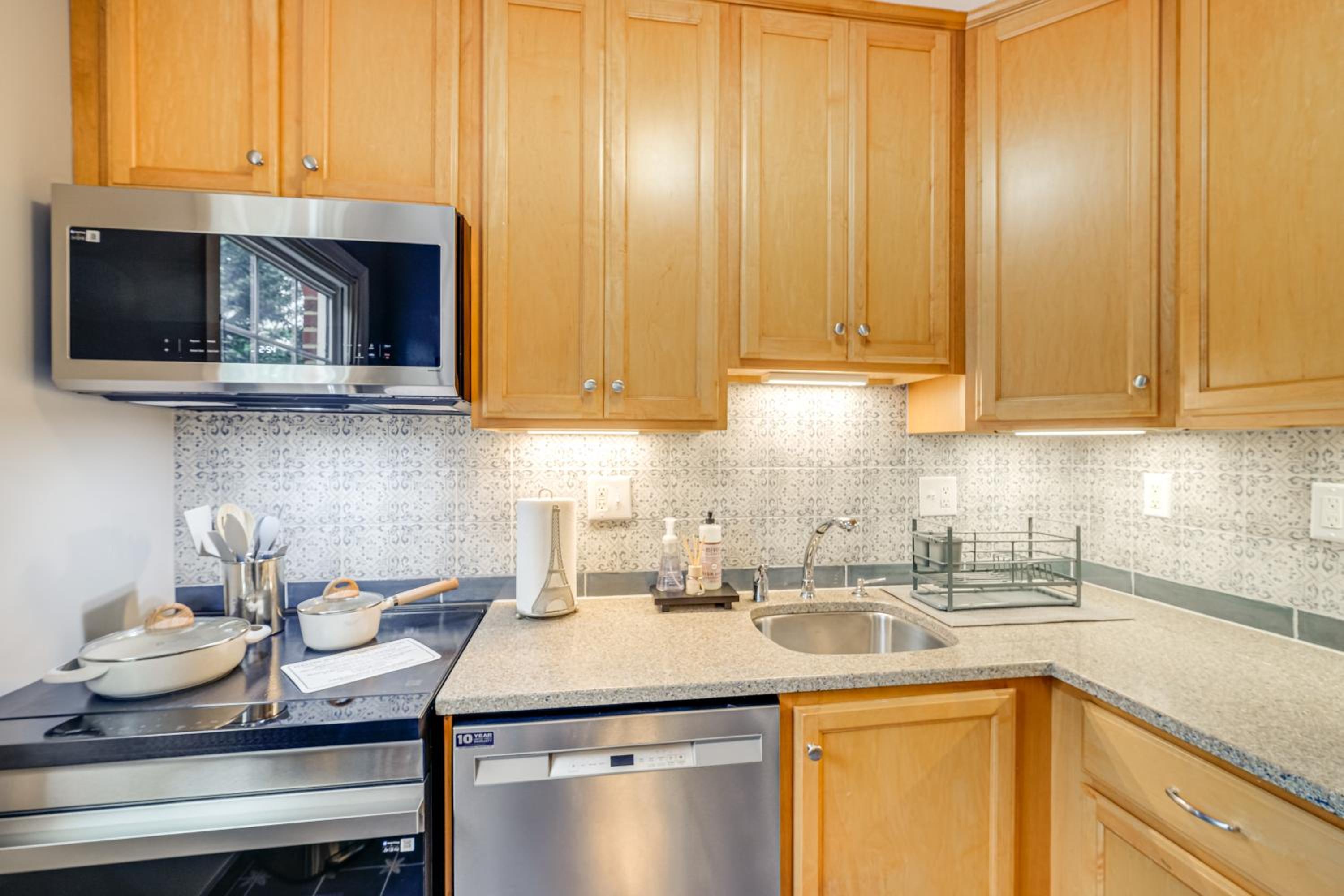 1 Mi to Old Town Alexandria Townhome with Patio