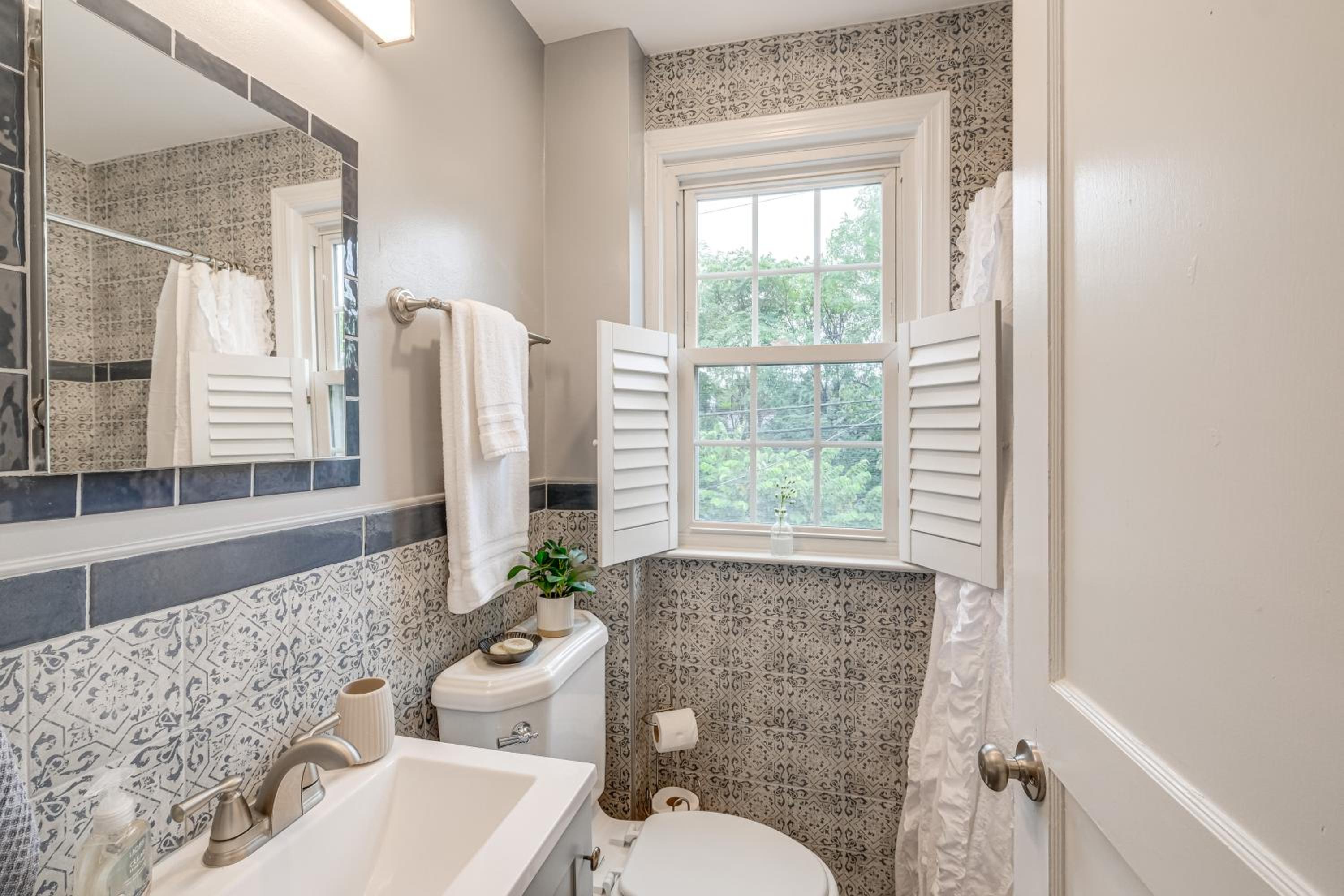 1 Mi to Old Town Alexandria Townhome with Patio