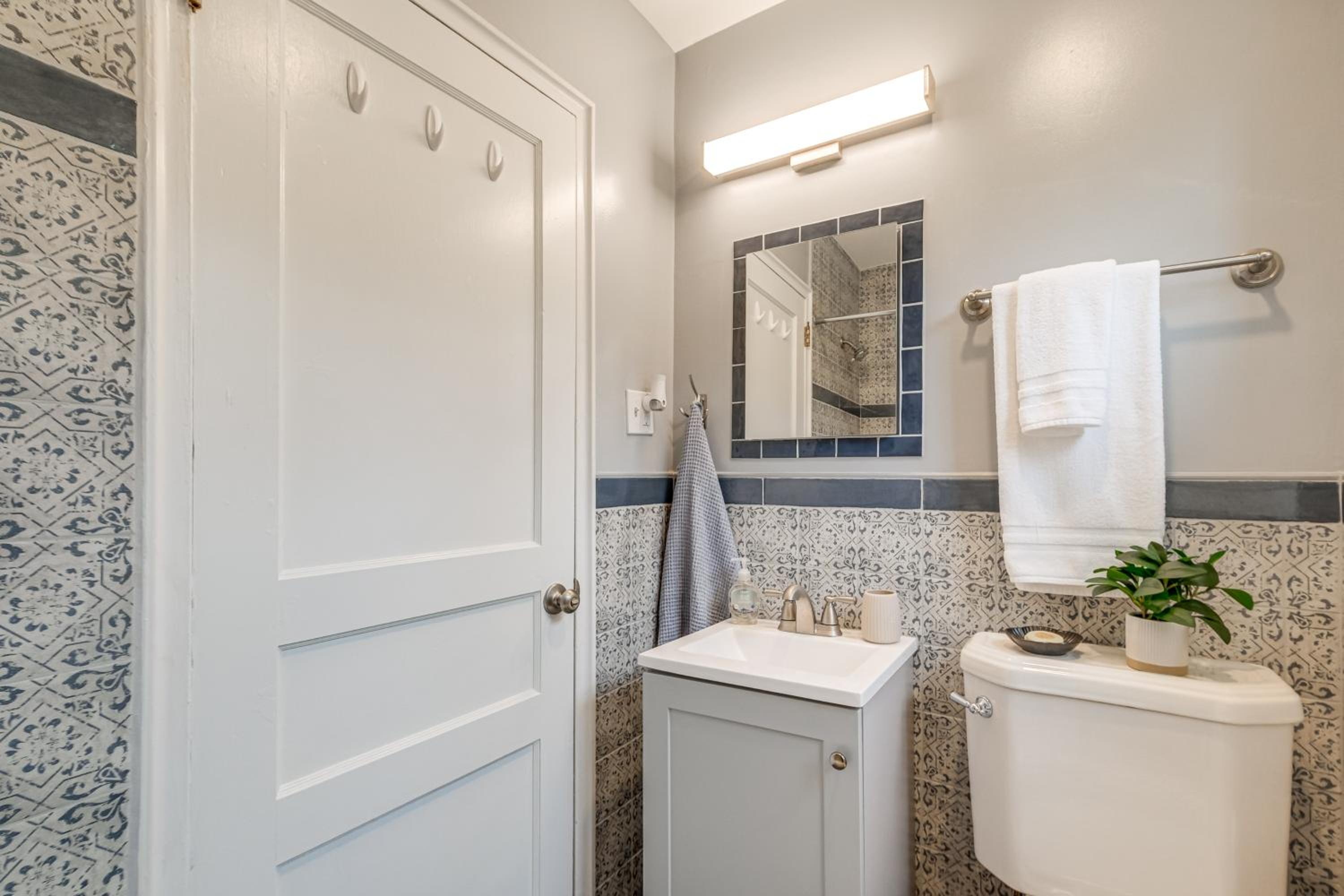 1 Mi to Old Town Alexandria Townhome with Patio