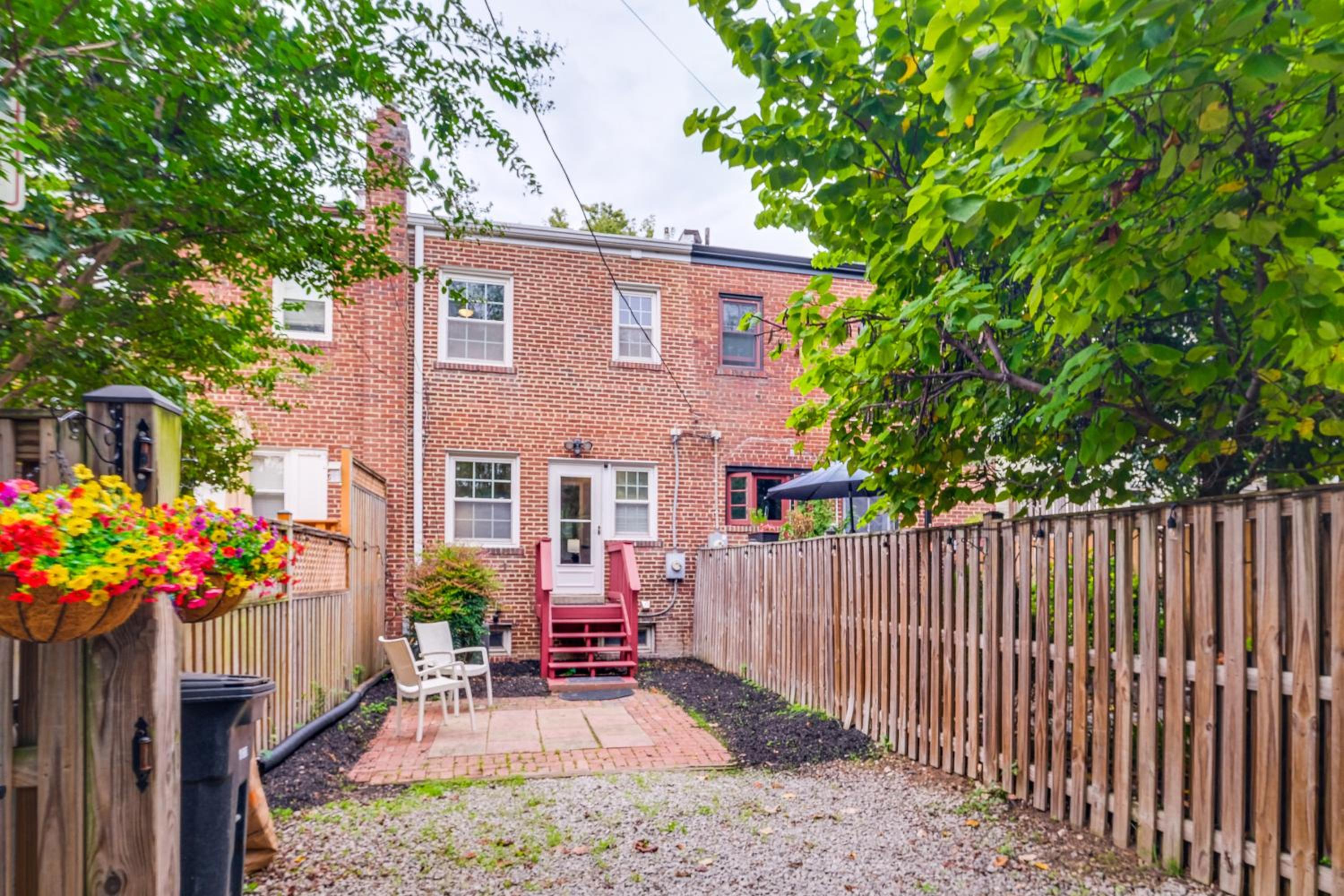 1 Mi to Old Town Alexandria Townhome with Patio