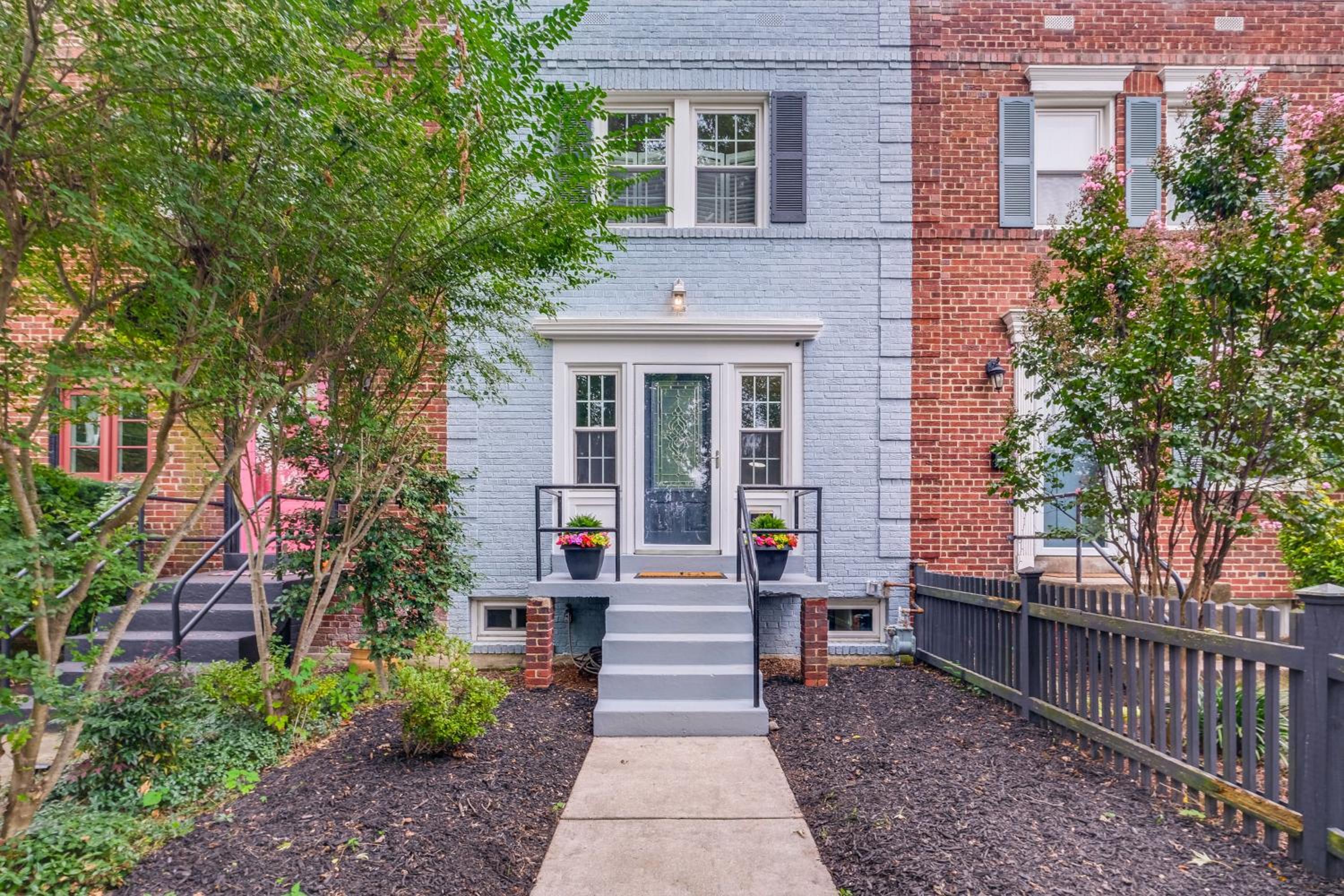 1 Mi to Old Town Alexandria Townhome with Patio
