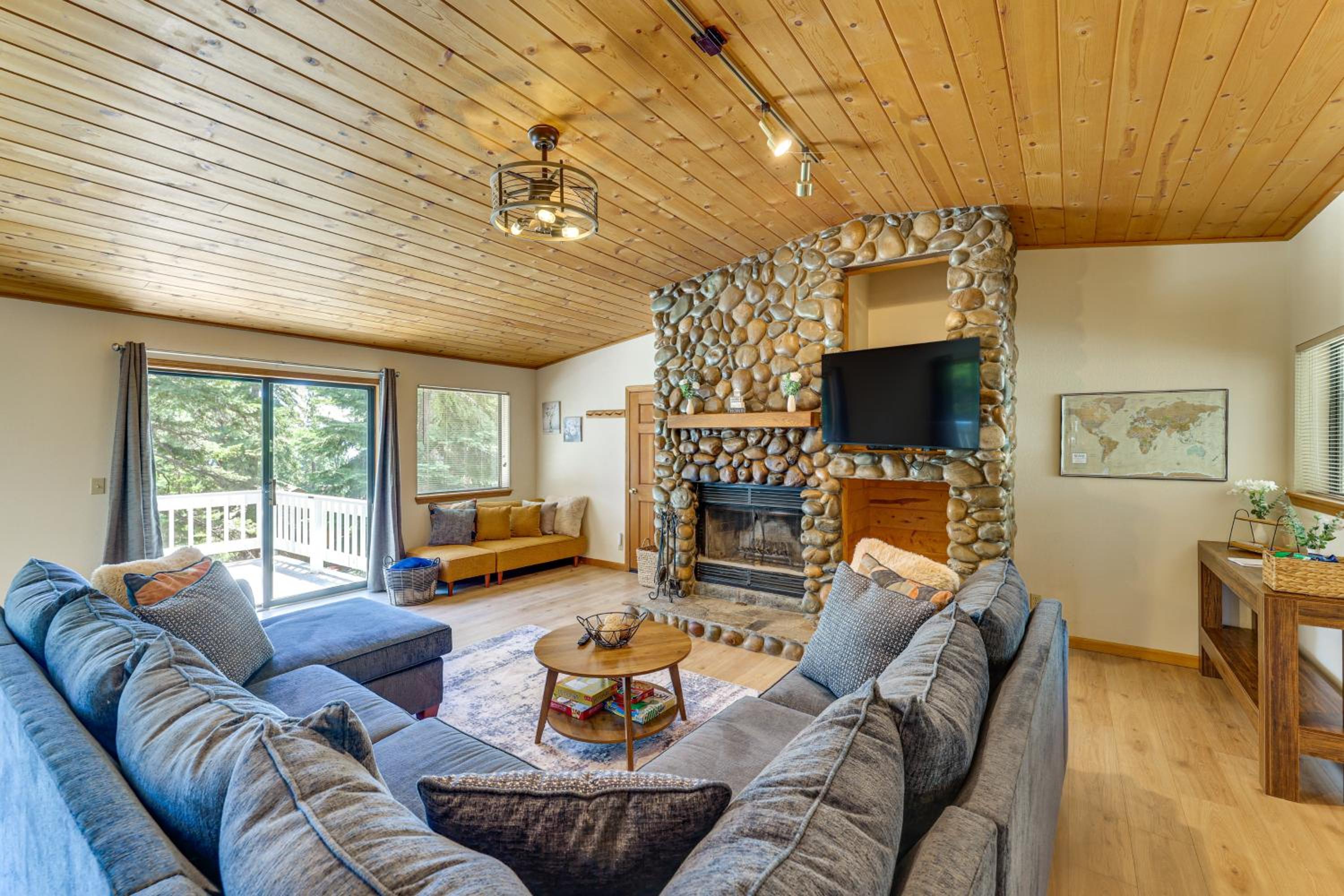 3 Mi to Lake Tahoe Forest-View Sanctuary with Deck!