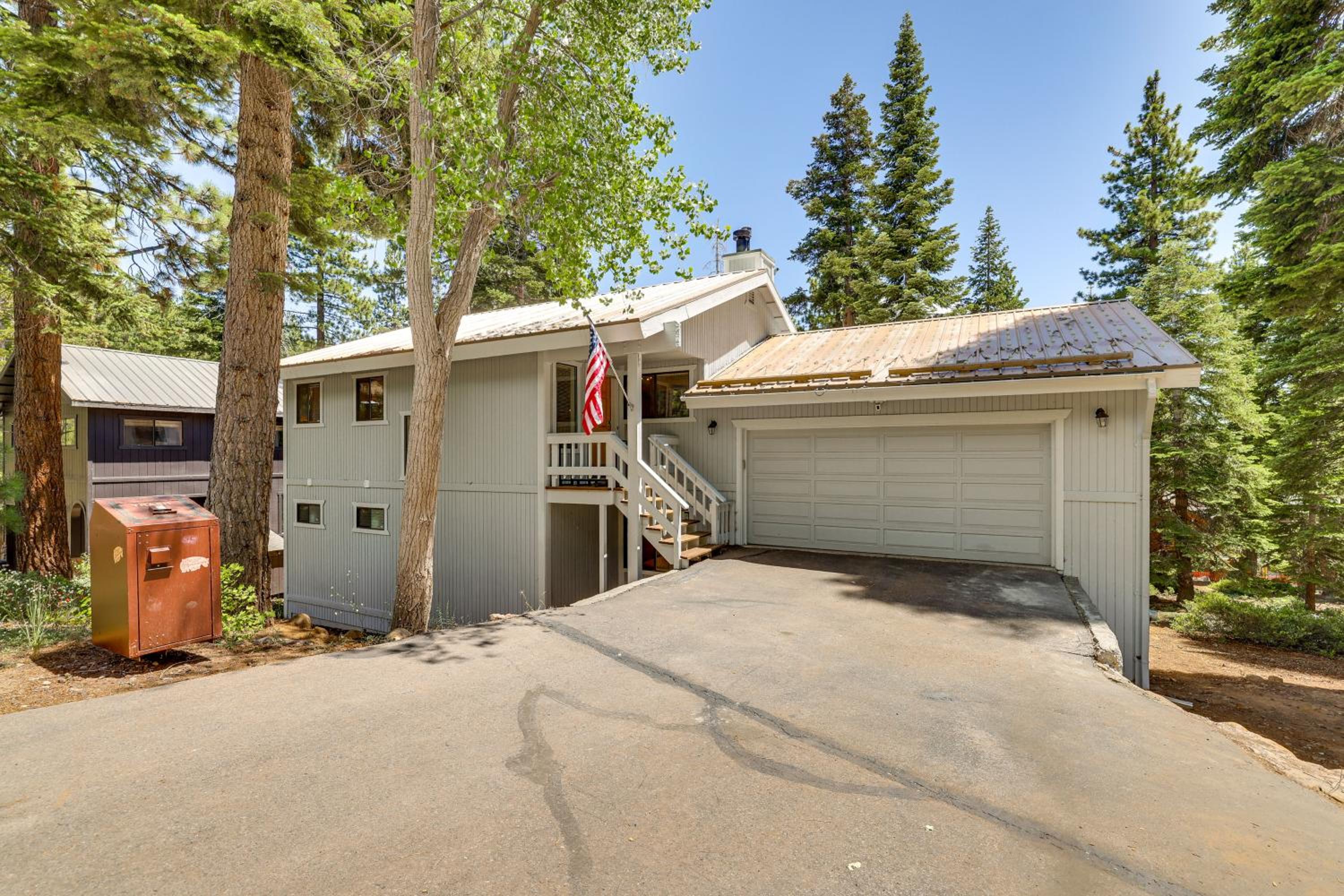 3 Mi to Lake Tahoe Forest-View Sanctuary with Deck!