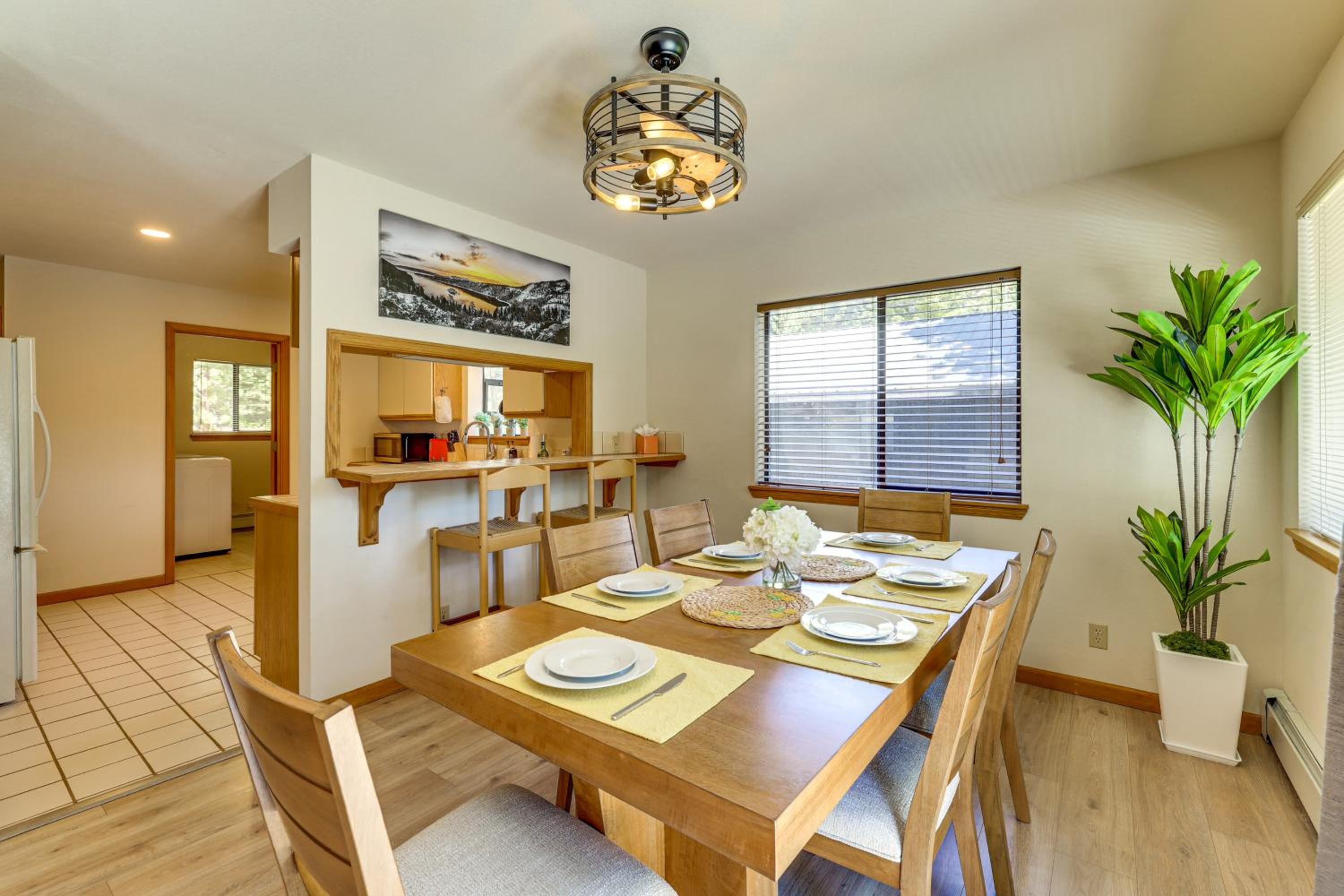3 Mi to Lake Tahoe Forest-View Sanctuary with Deck!