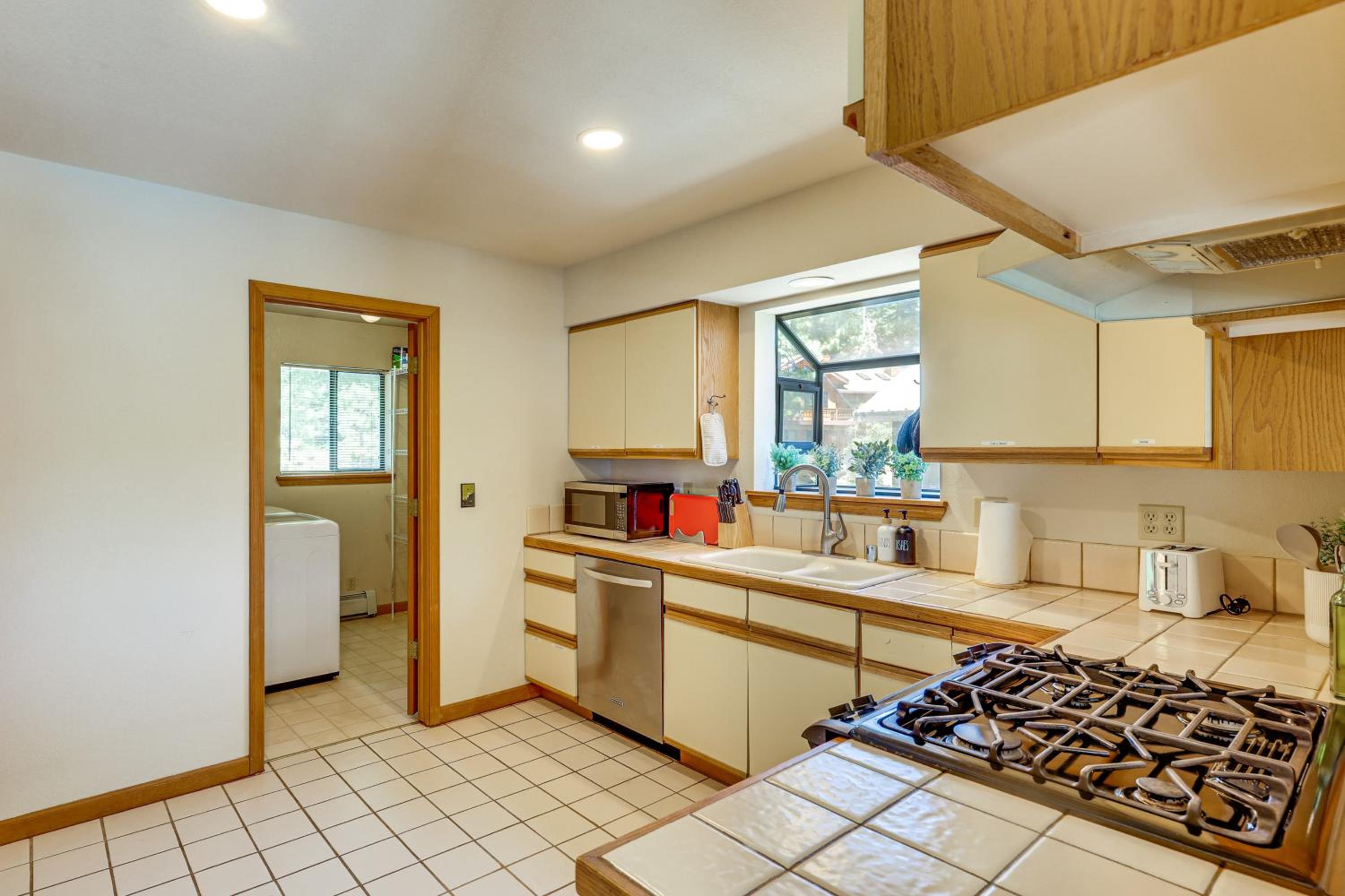 3 Mi to Lake Tahoe Forest-View Sanctuary with Deck!