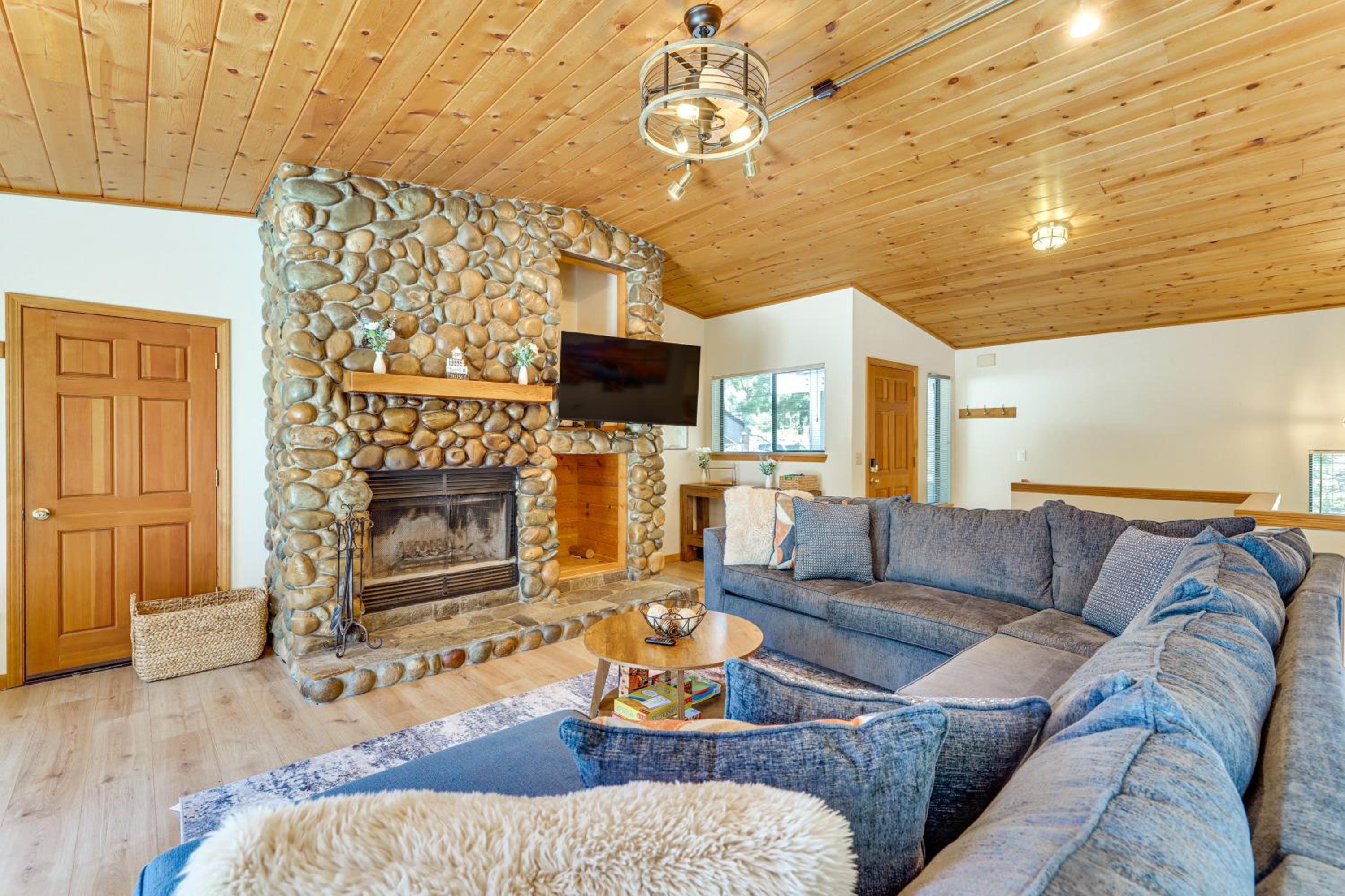 3 Mi to Lake Tahoe Forest-View Sanctuary with Deck!