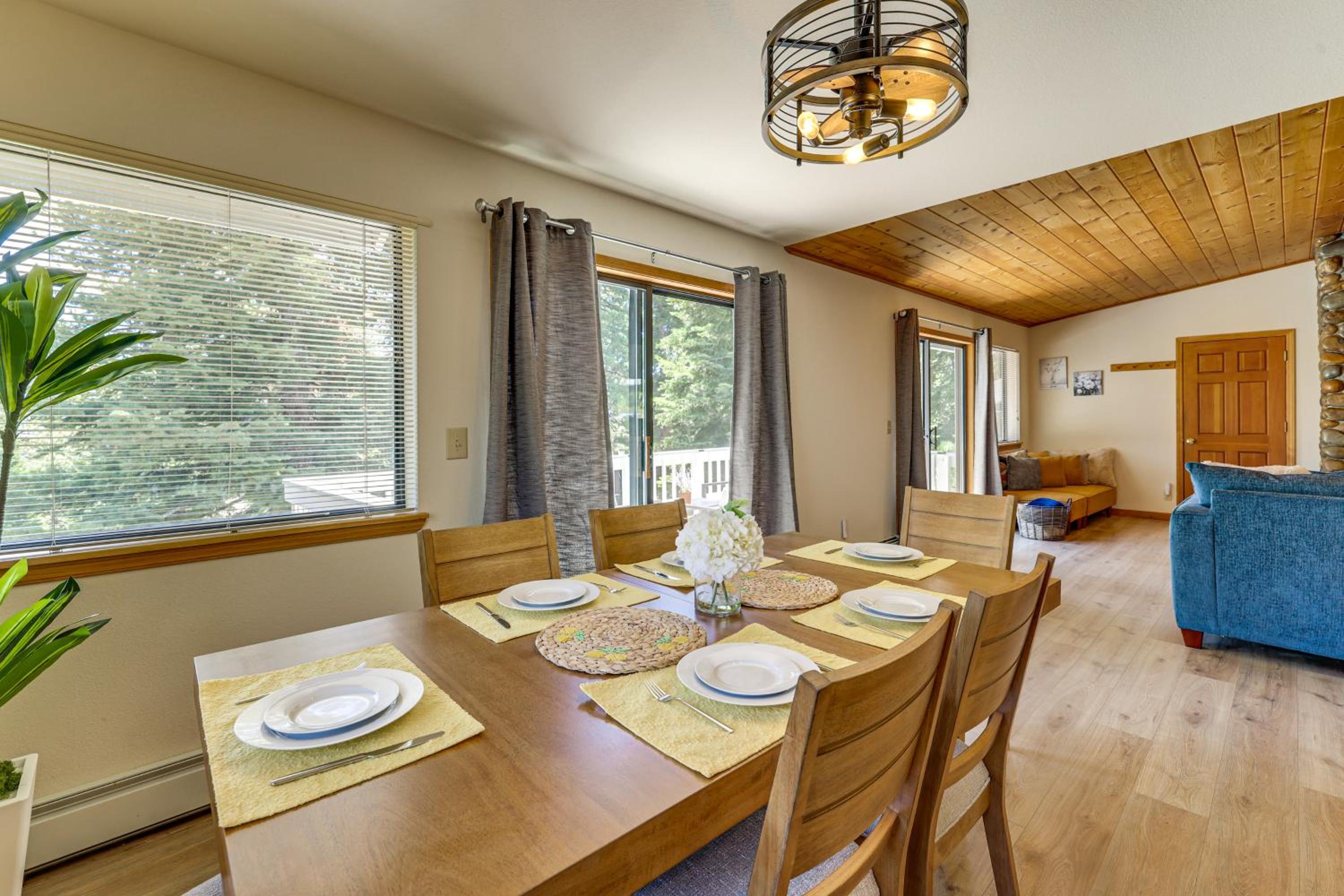 3 Mi to Lake Tahoe Forest-View Sanctuary with Deck!