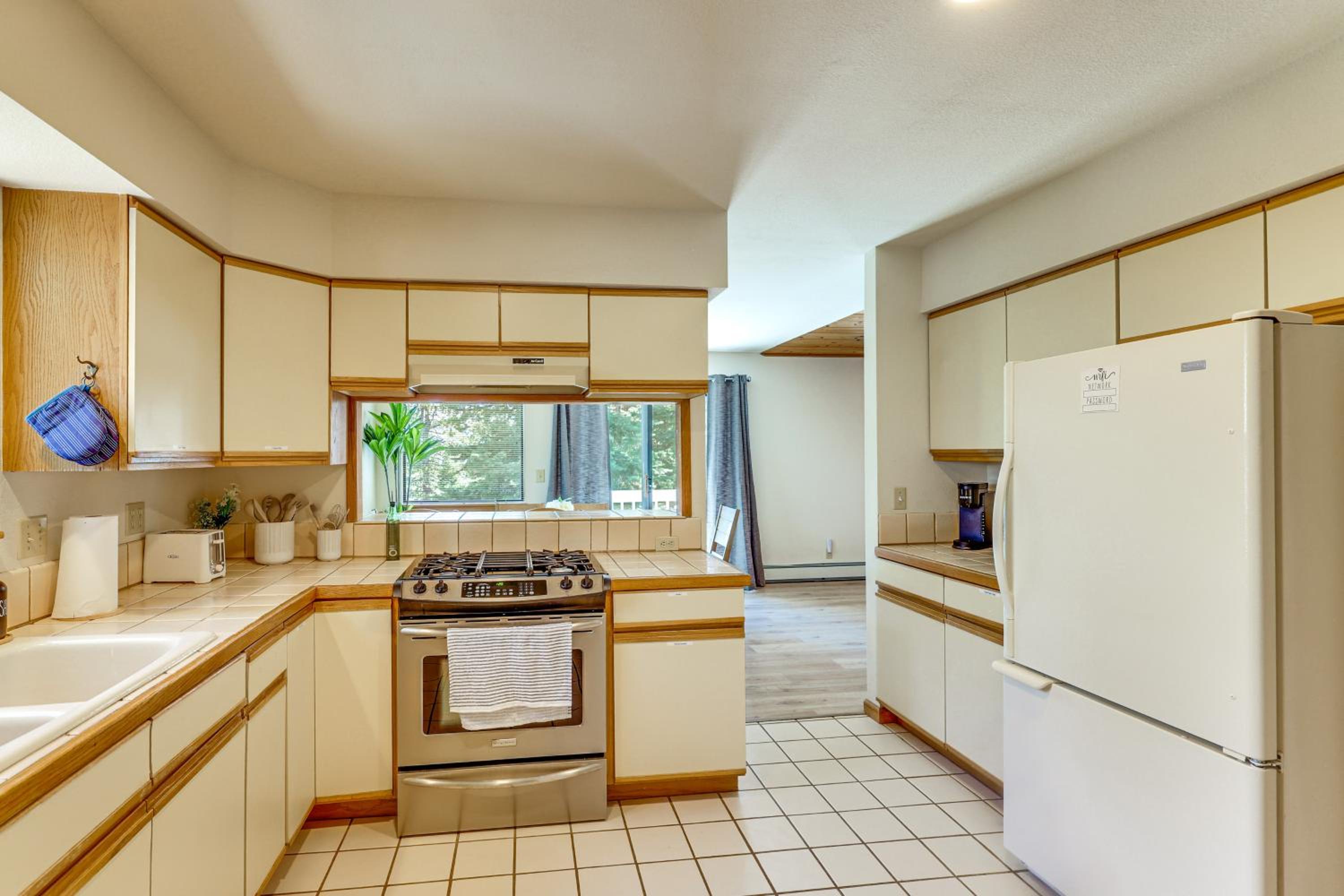 3 Mi to Lake Tahoe Forest-View Sanctuary with Deck!