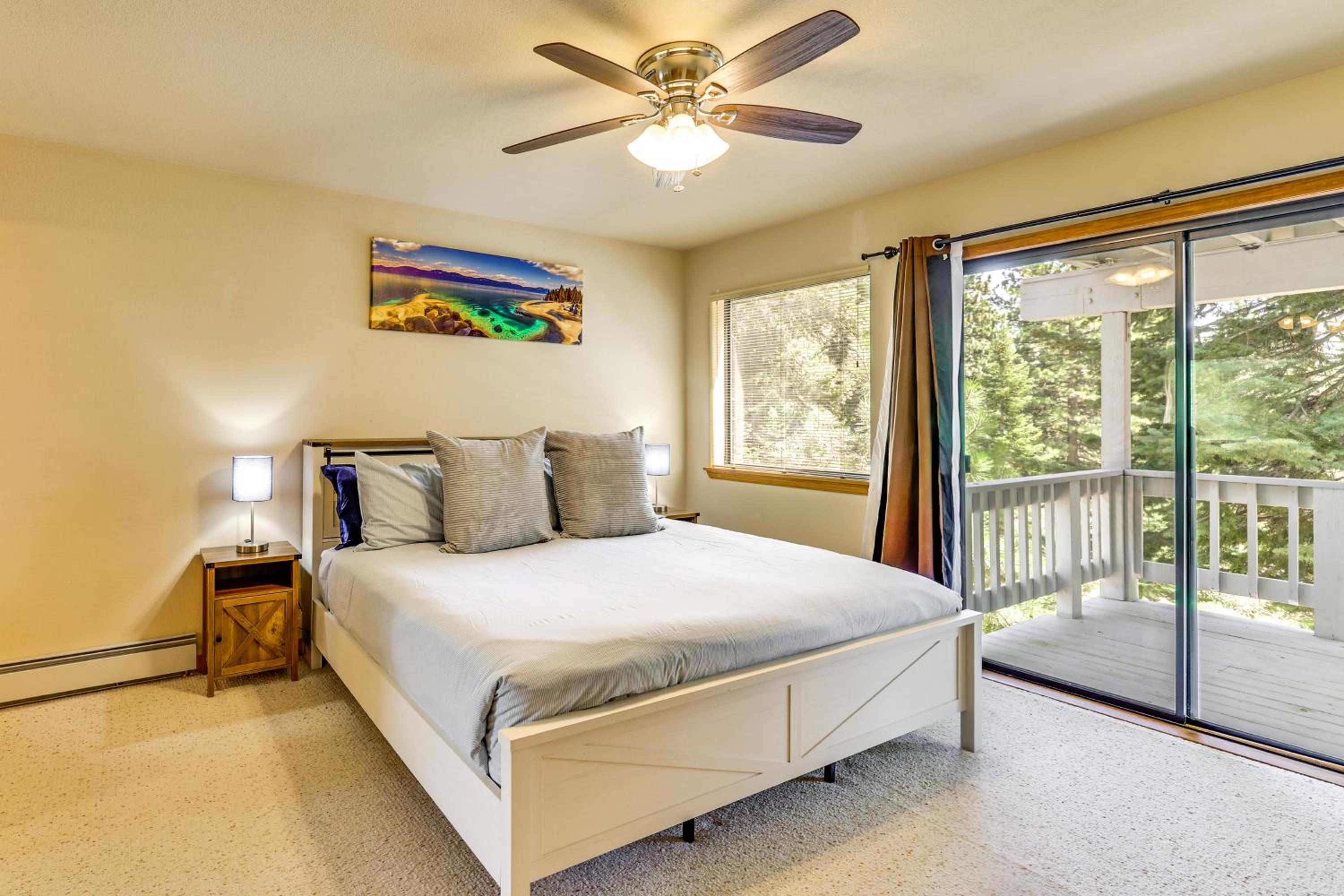 3 Mi to Lake Tahoe Forest-View Sanctuary with Deck!