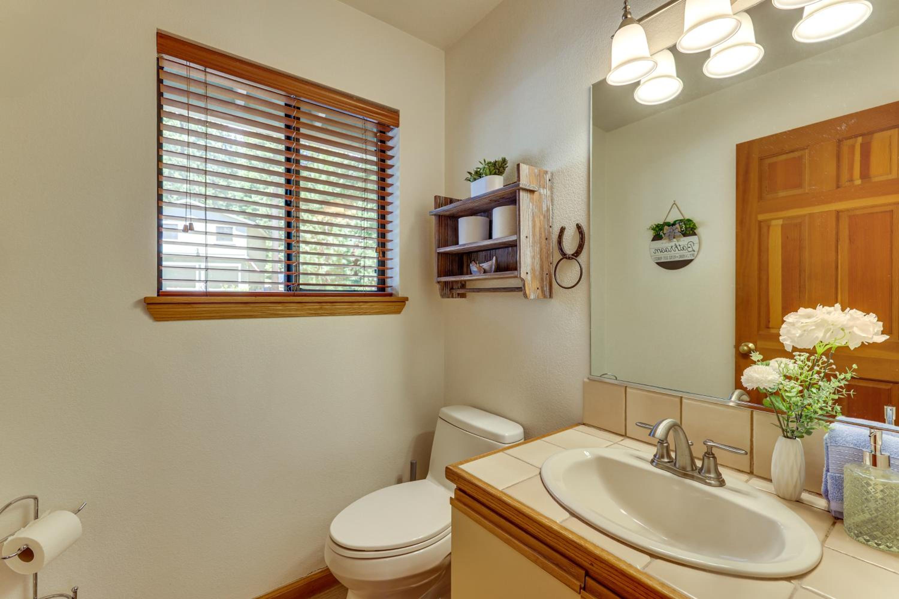 3 Mi to Lake Tahoe Forest-View Sanctuary with Deck!