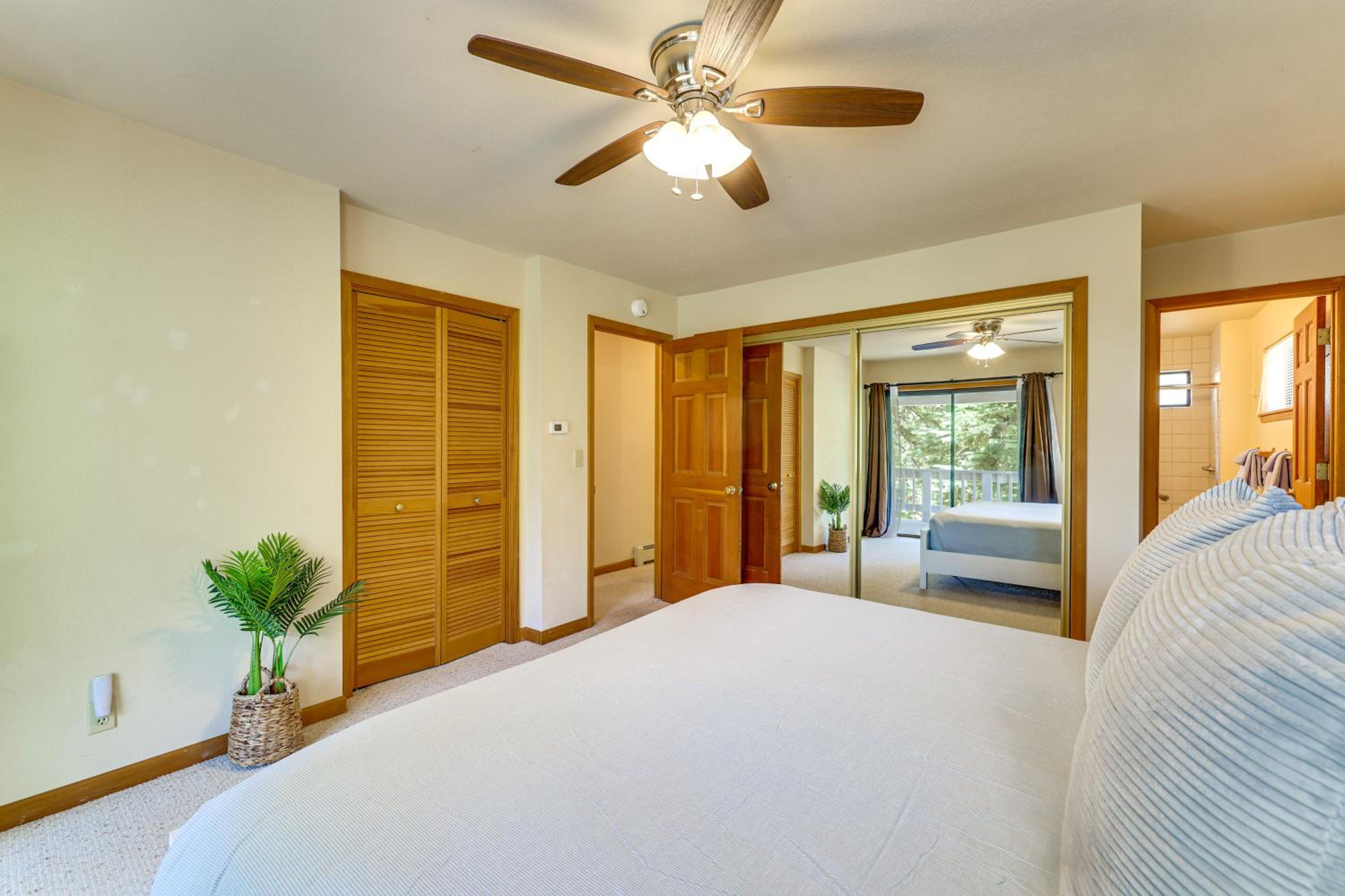 3 Mi to Lake Tahoe Forest-View Sanctuary with Deck!