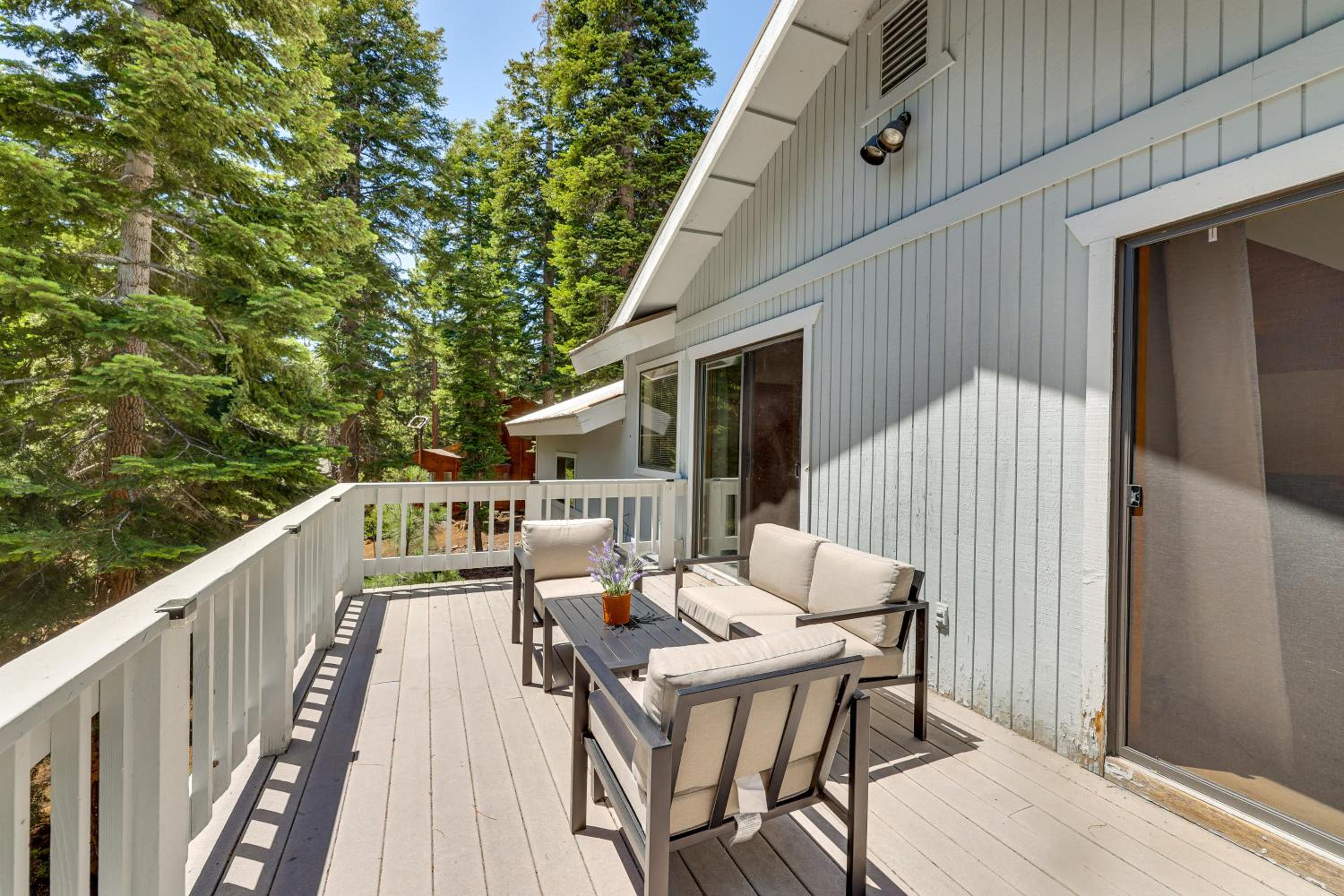 3 Mi to Lake Tahoe Forest-View Sanctuary with Deck!