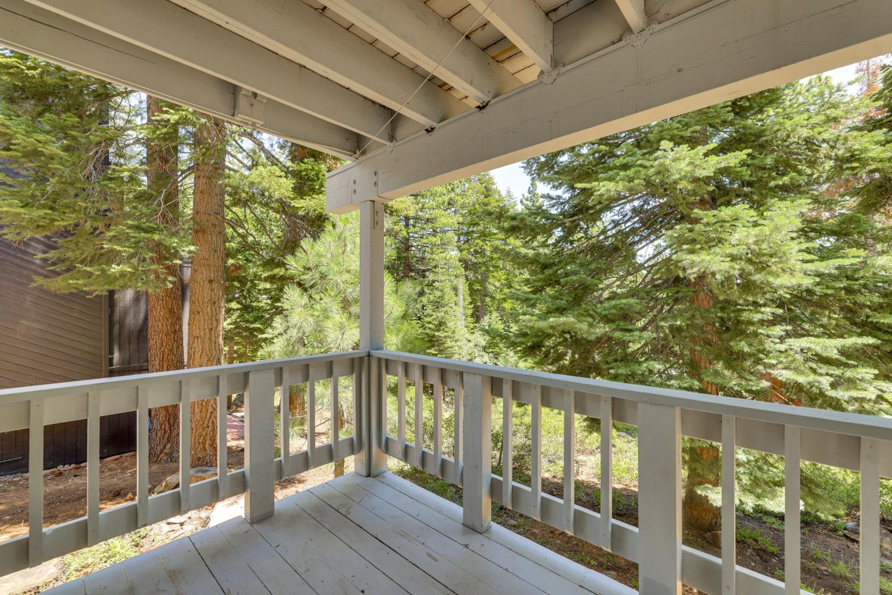 3 Mi to Lake Tahoe Forest-View Sanctuary with Deck!