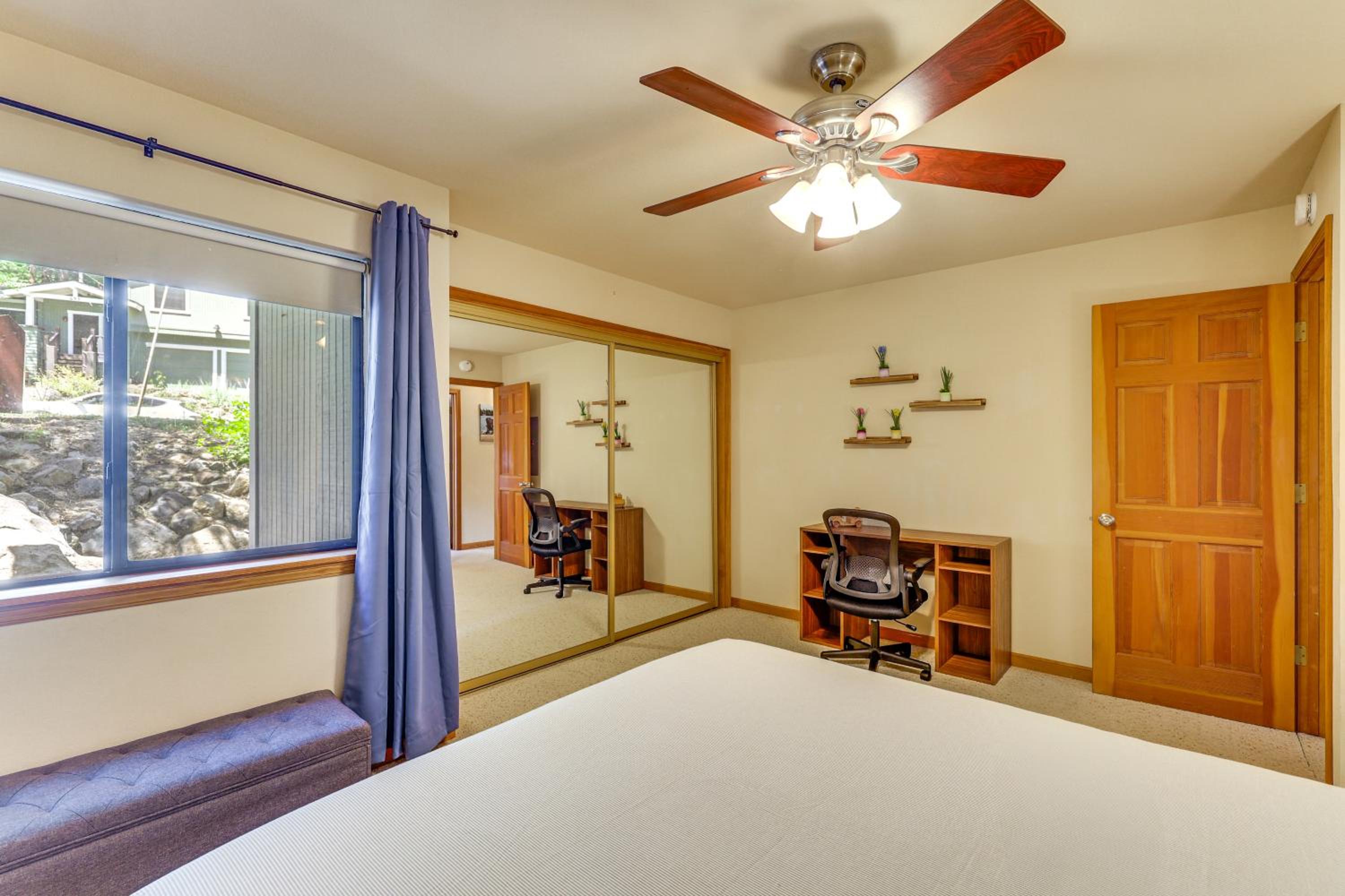 3 Mi to Lake Tahoe Forest-View Sanctuary with Deck!