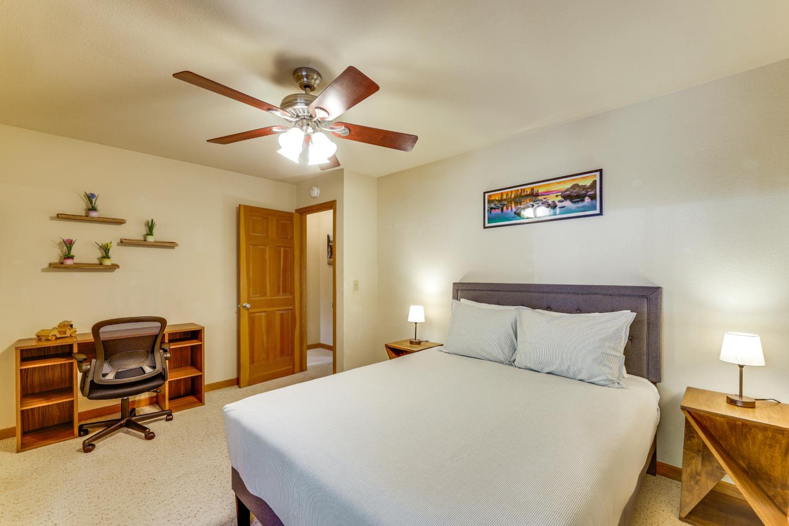 3 Mi to Lake Tahoe Forest-View Sanctuary with Deck!