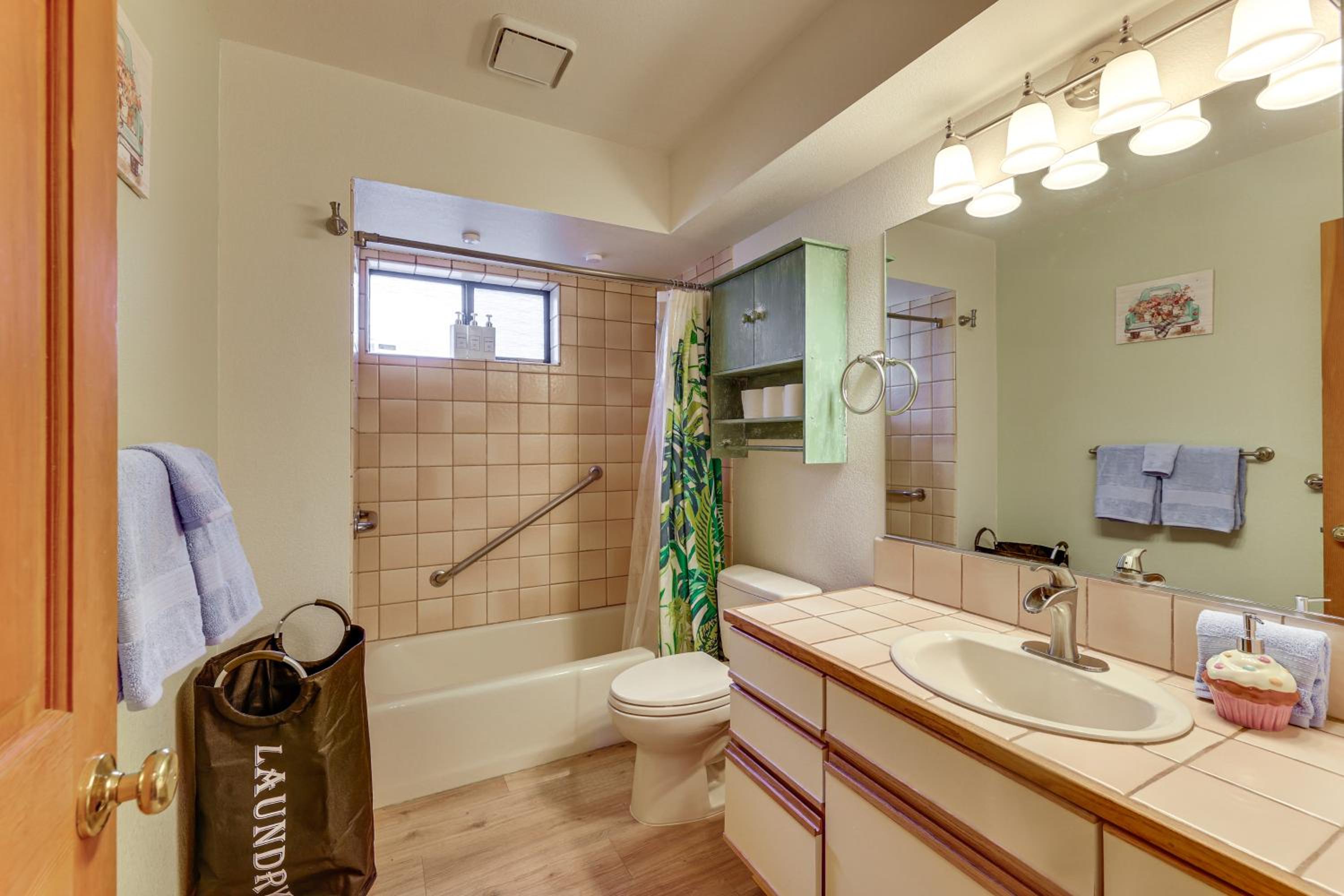 3 Mi to Lake Tahoe Forest-View Sanctuary with Deck!