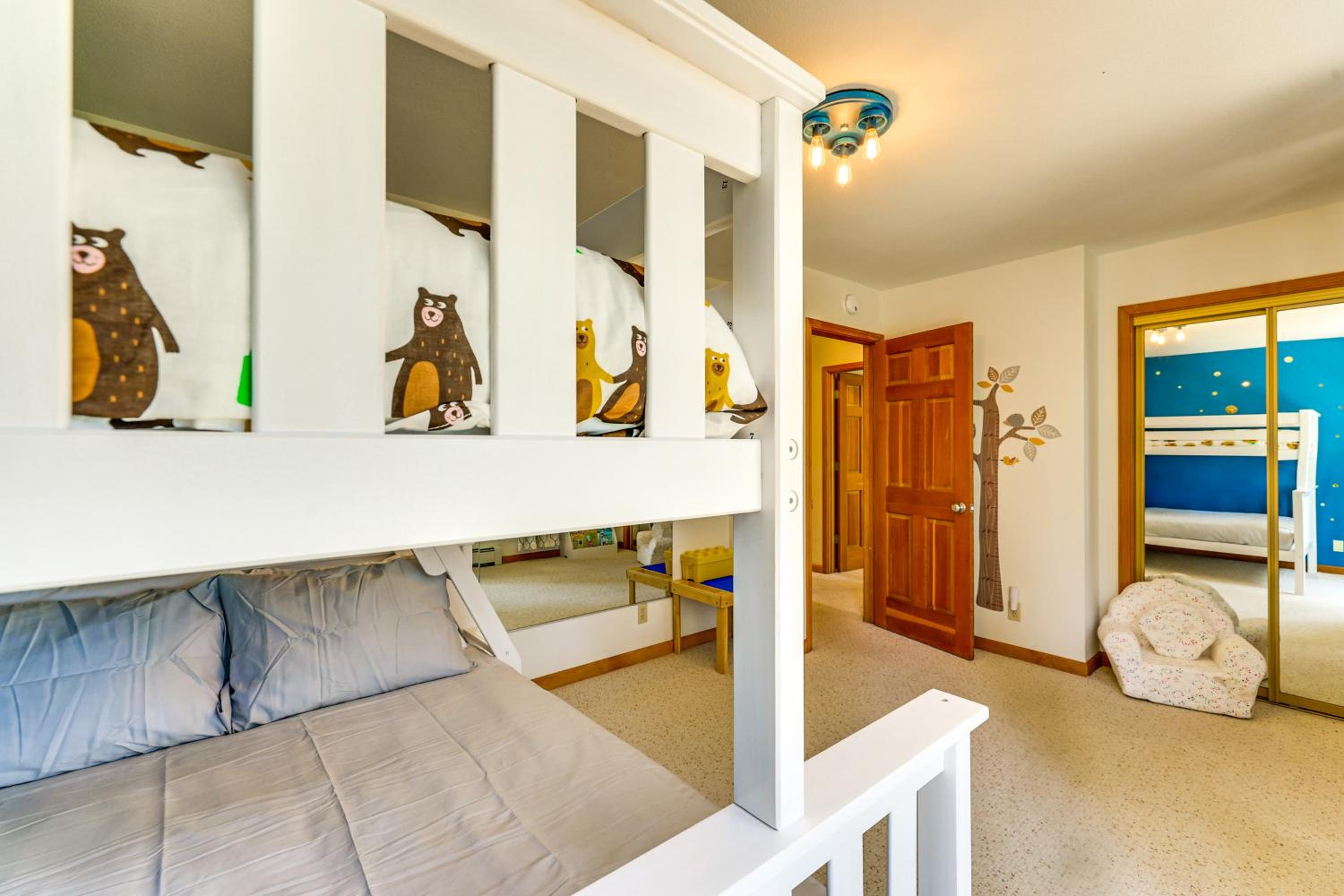 3 Mi to Lake Tahoe Forest-View Sanctuary with Deck!