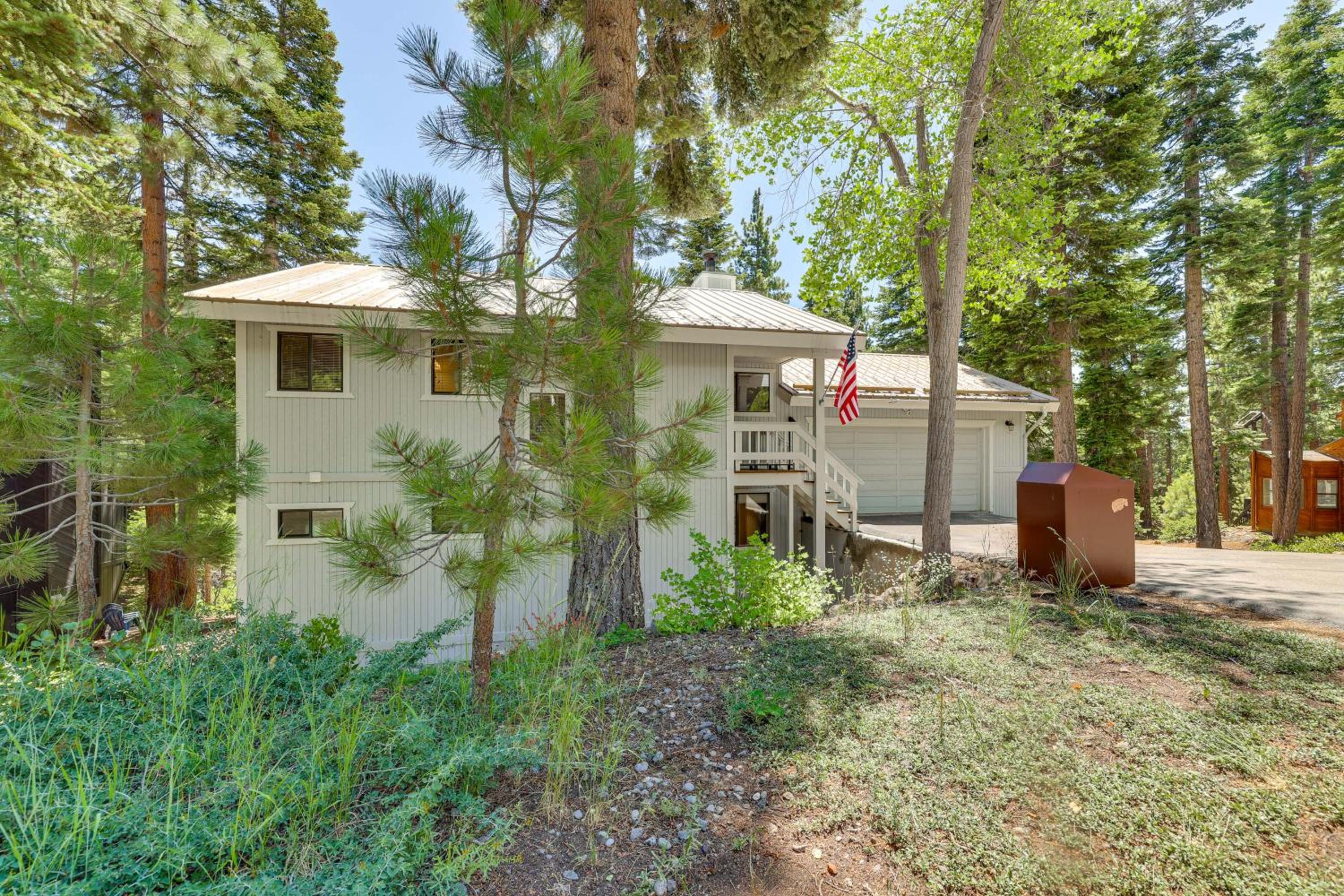 3 Mi to Lake Tahoe Forest-View Sanctuary with Deck!