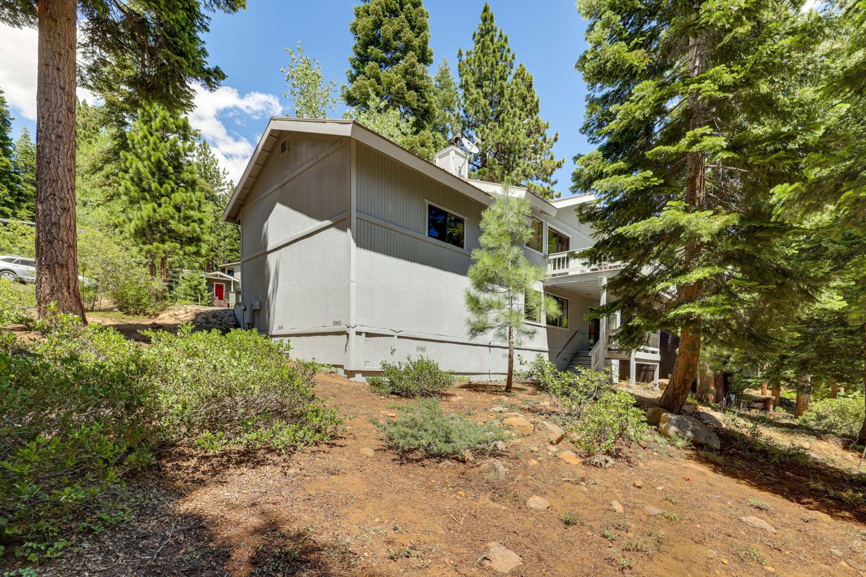 3 Mi to Lake Tahoe Forest-View Sanctuary with Deck!