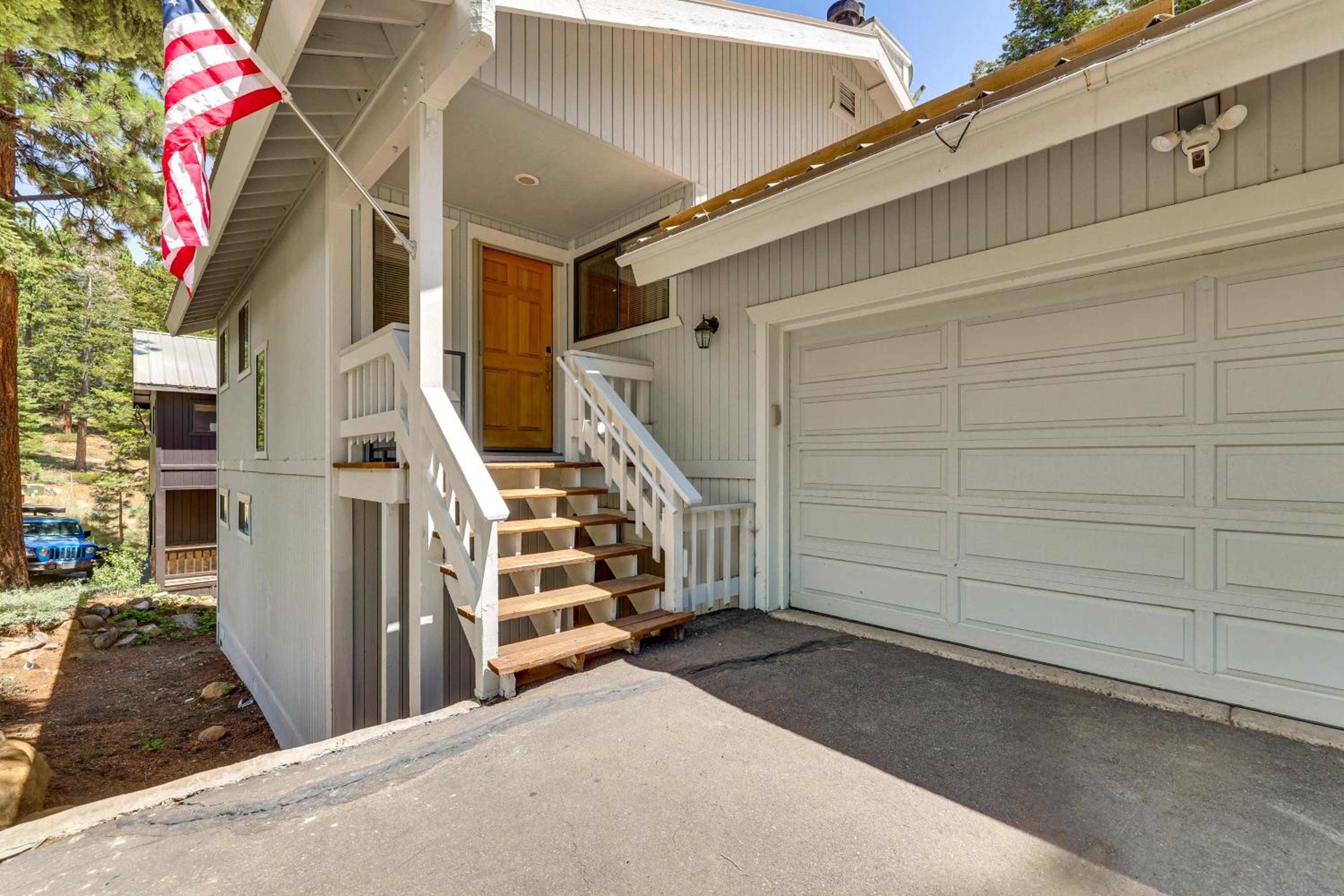 3 Mi to Lake Tahoe Forest-View Sanctuary with Deck!