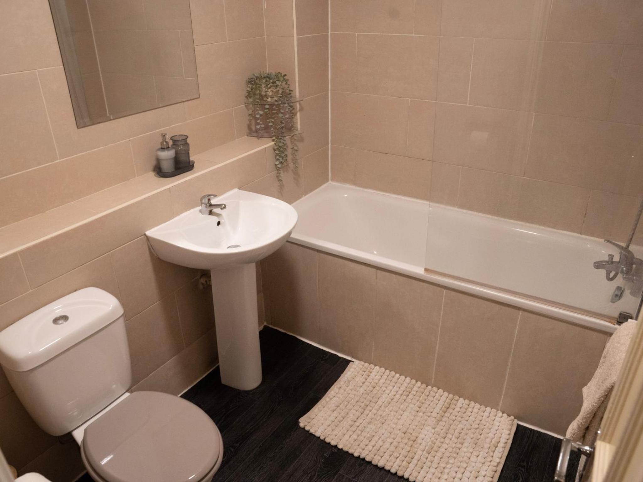 3 bed Apartment London with Balcony & Workspace