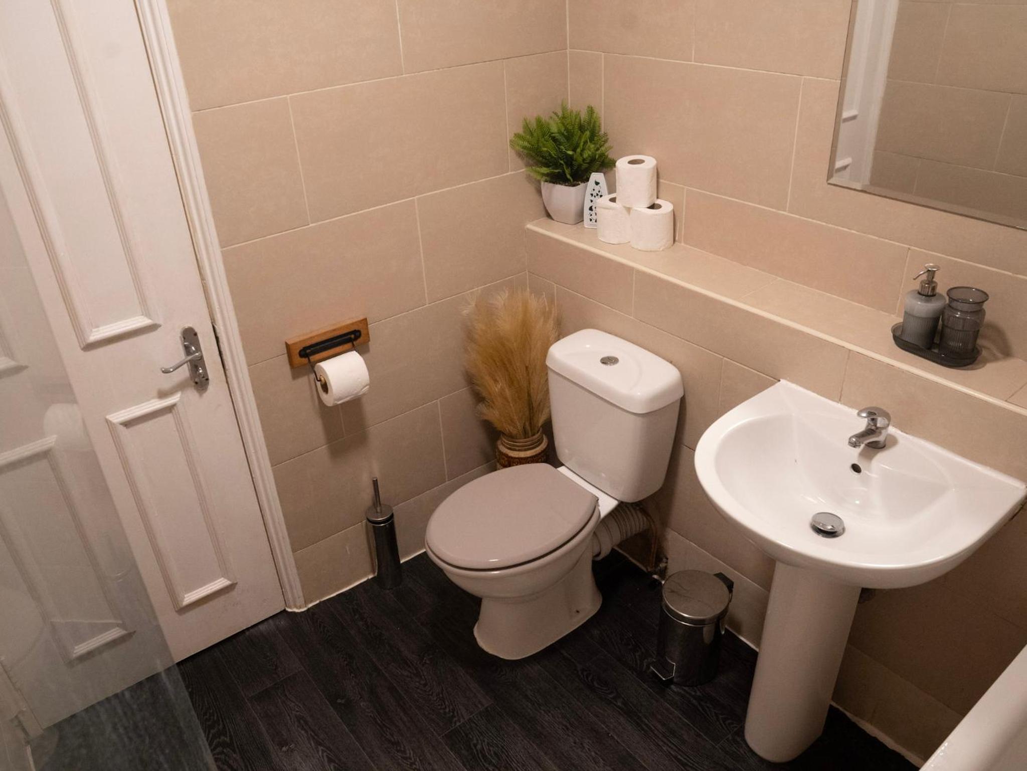 3 bed Apartment London with Balcony & Workspace