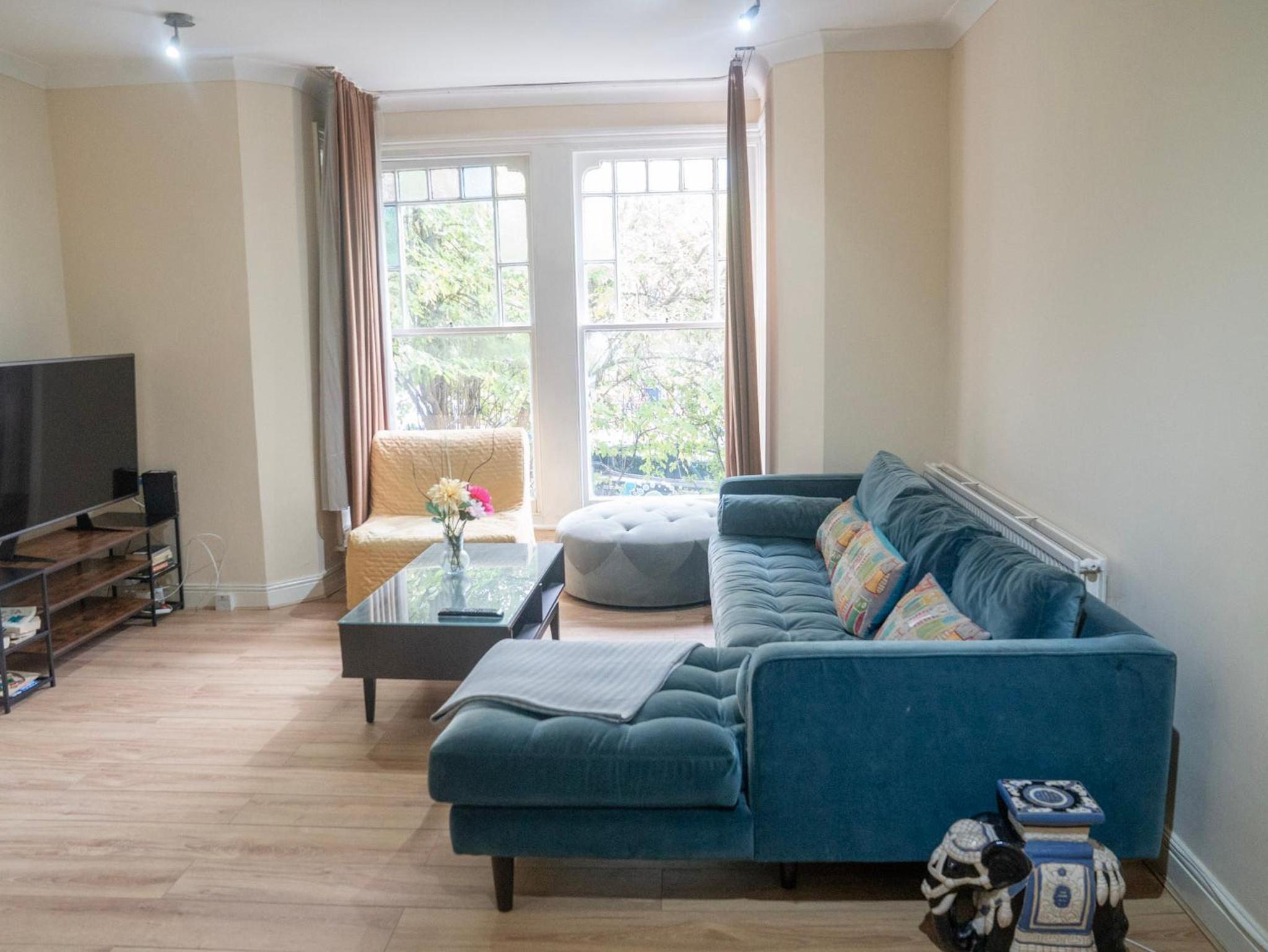 3 bed Apartment London with Balcony & Workspace