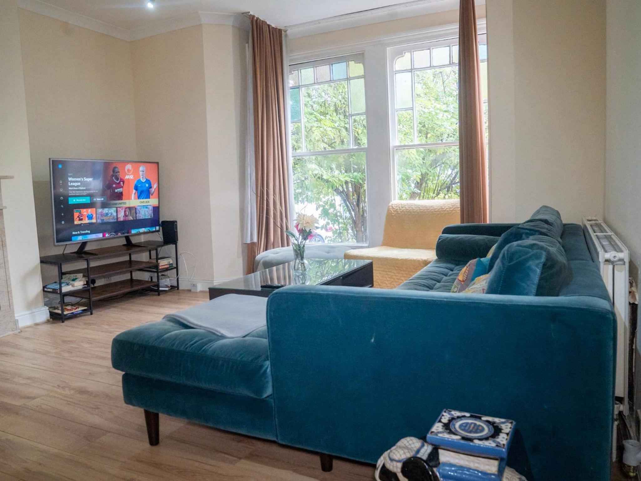 3 bed Apartment London with Balcony & Workspace